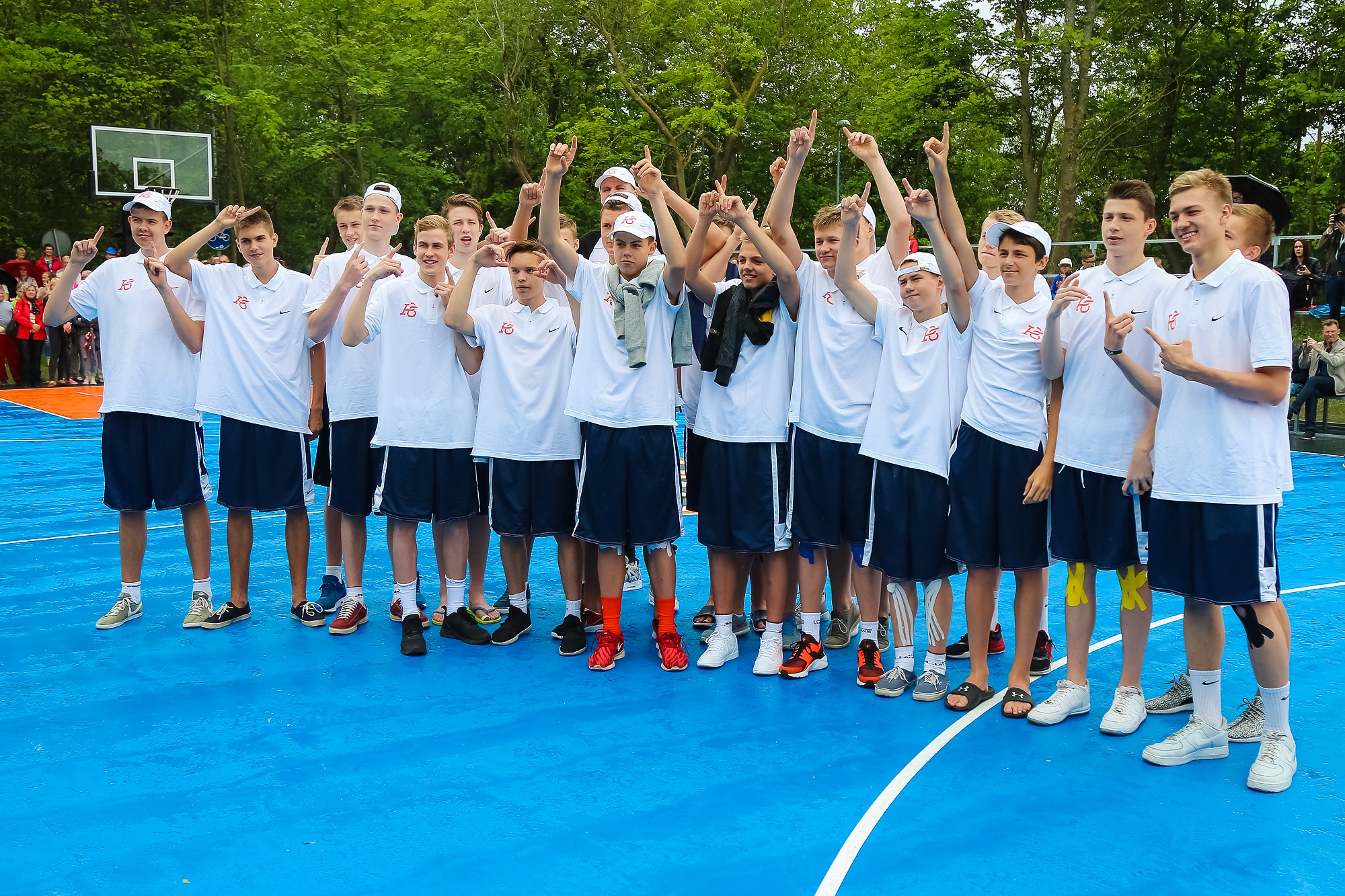 Papildināts – Atklāj Porziņģa dāvināto basketbola laukumu