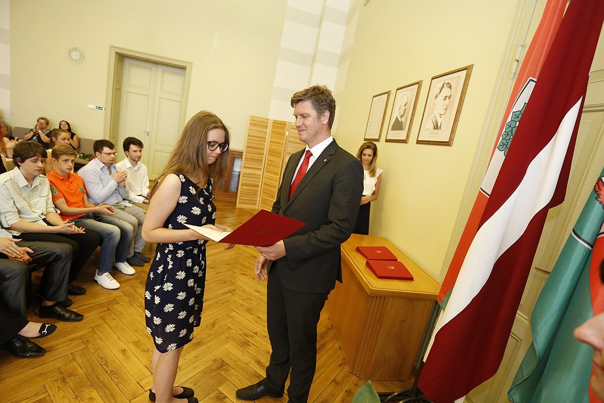 Domē sumina skolu teicamniekus