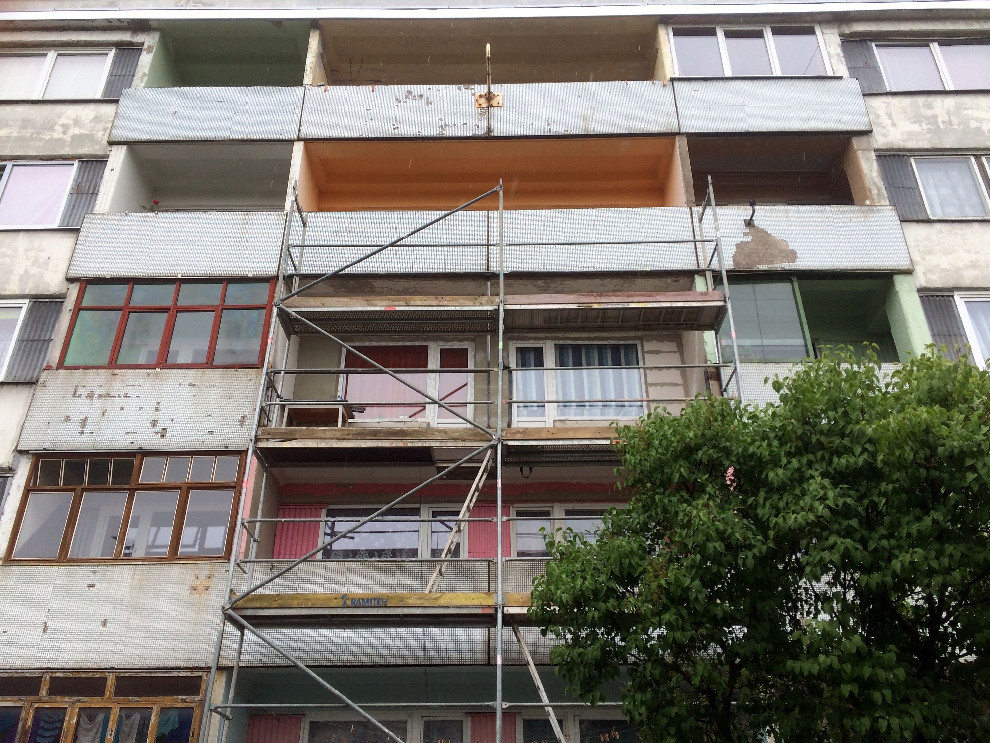 Drošības apsvērumu dēļ jāapseko balkoni un lodžijas