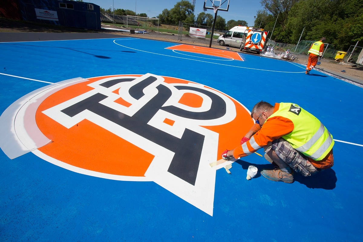 Porziņģa dāvinātais basketbola laukums iegūst krāsas