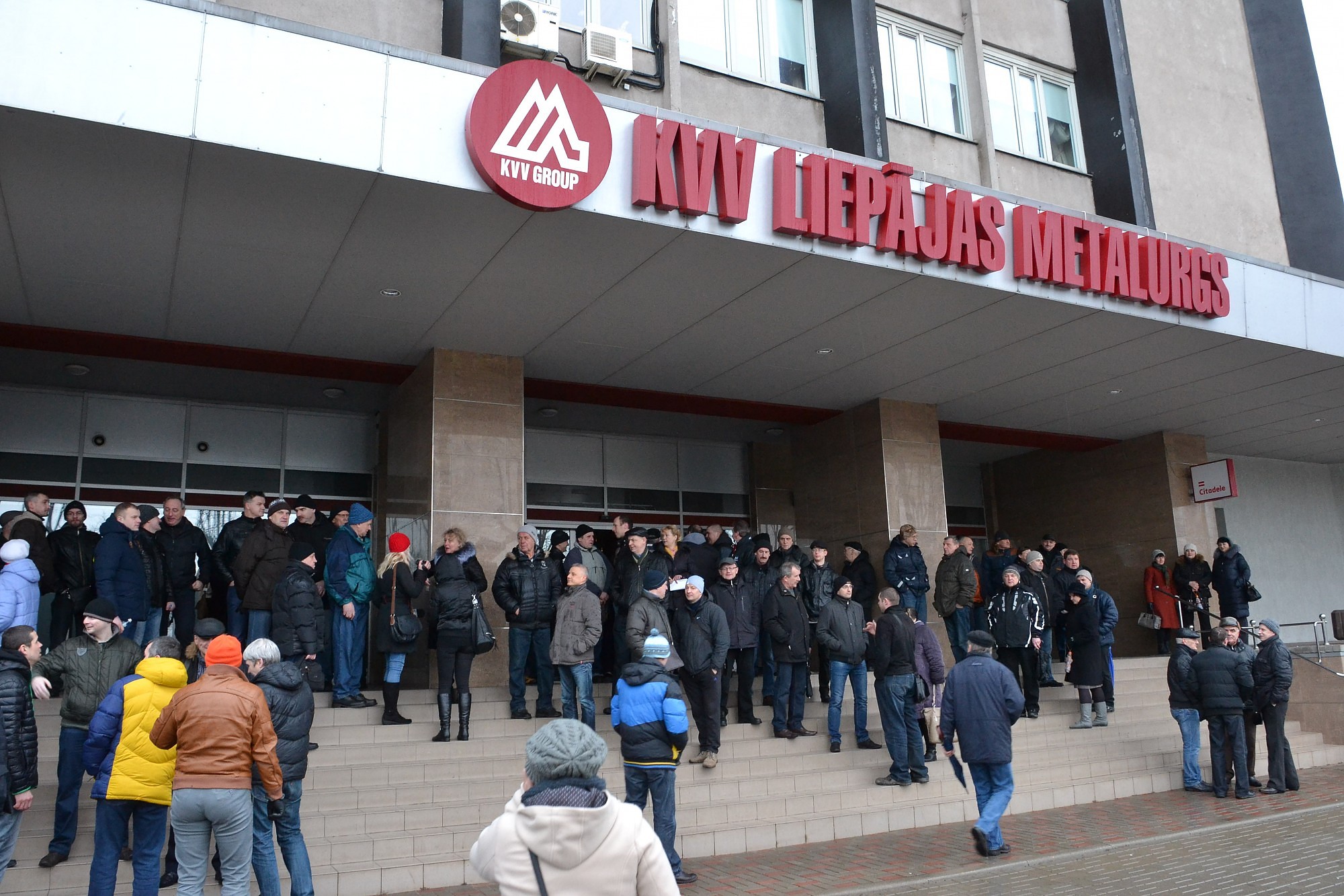Bijušajiem metalurgiem lēmums par algas piedziņu jāgaida līdz rudenim