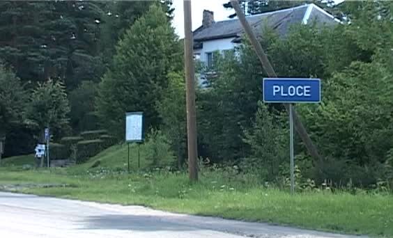 Ploces iedzīvotāji atkal cīnās ar mušām