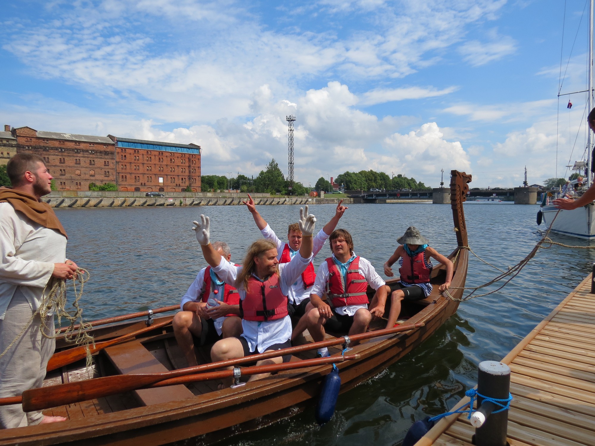 Papildināts – Vikingu laivas dzīšana nav joka lieta!
