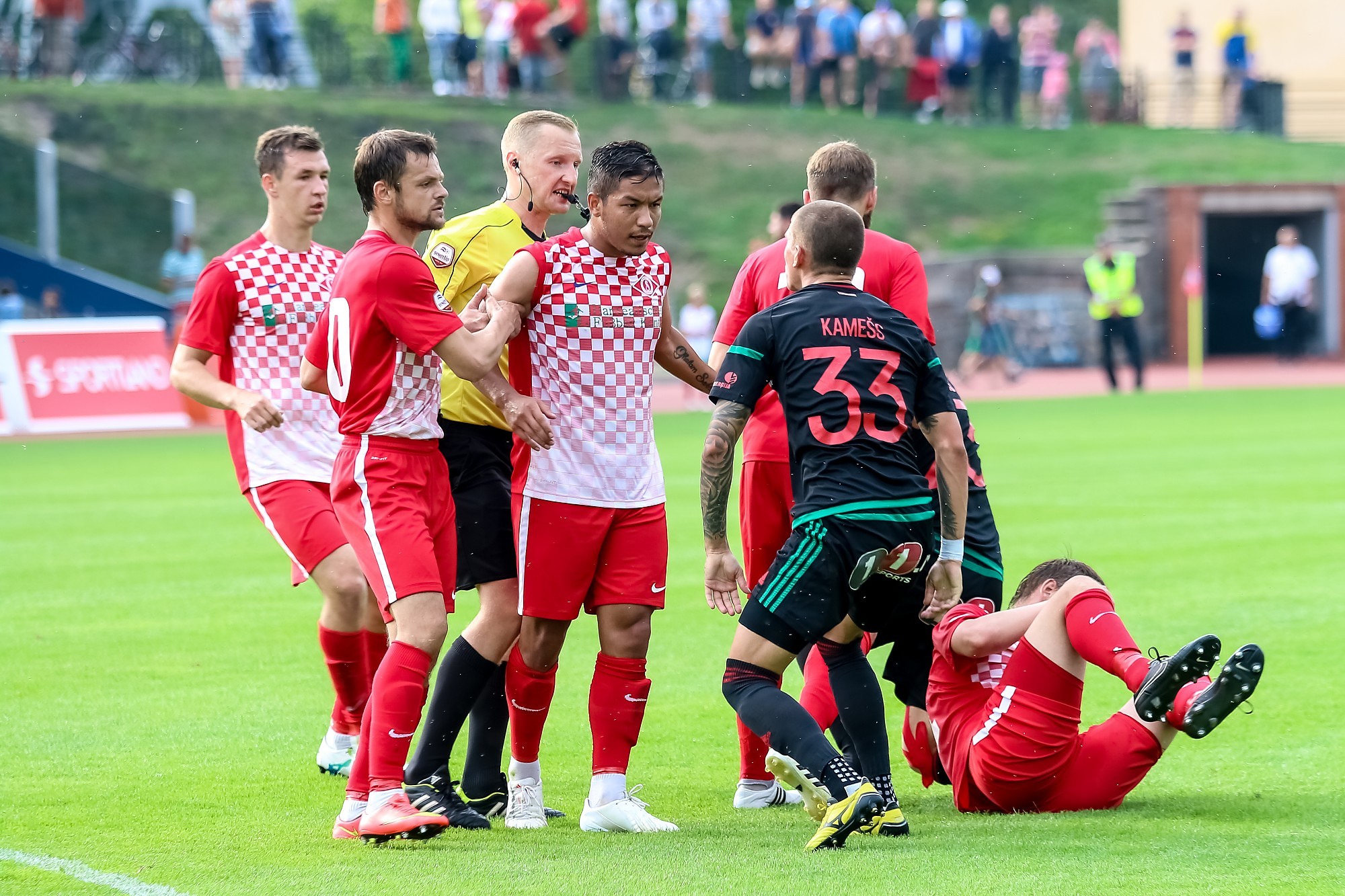 “Spartaka” un “Liepājas” futbolistiem bargas diskvalifikācijas par grūstīšanos savstarpējās virslīgas spēles izskaņā