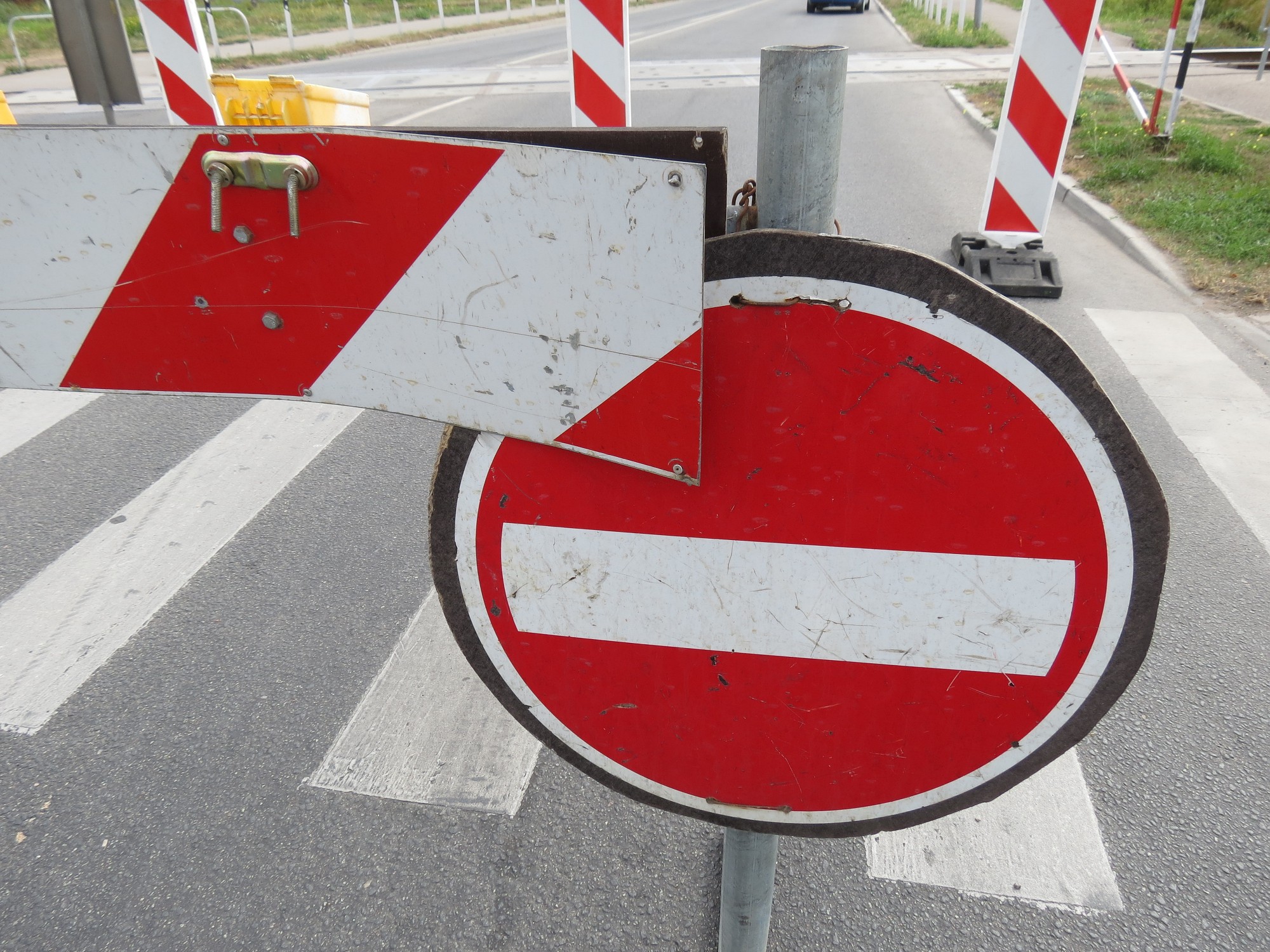 Tiks slēgta satiksme iebrauktuvē uz daudzdzīvokļu mājām Siena ielā 3 un E.Veidenbauma ielā 2A