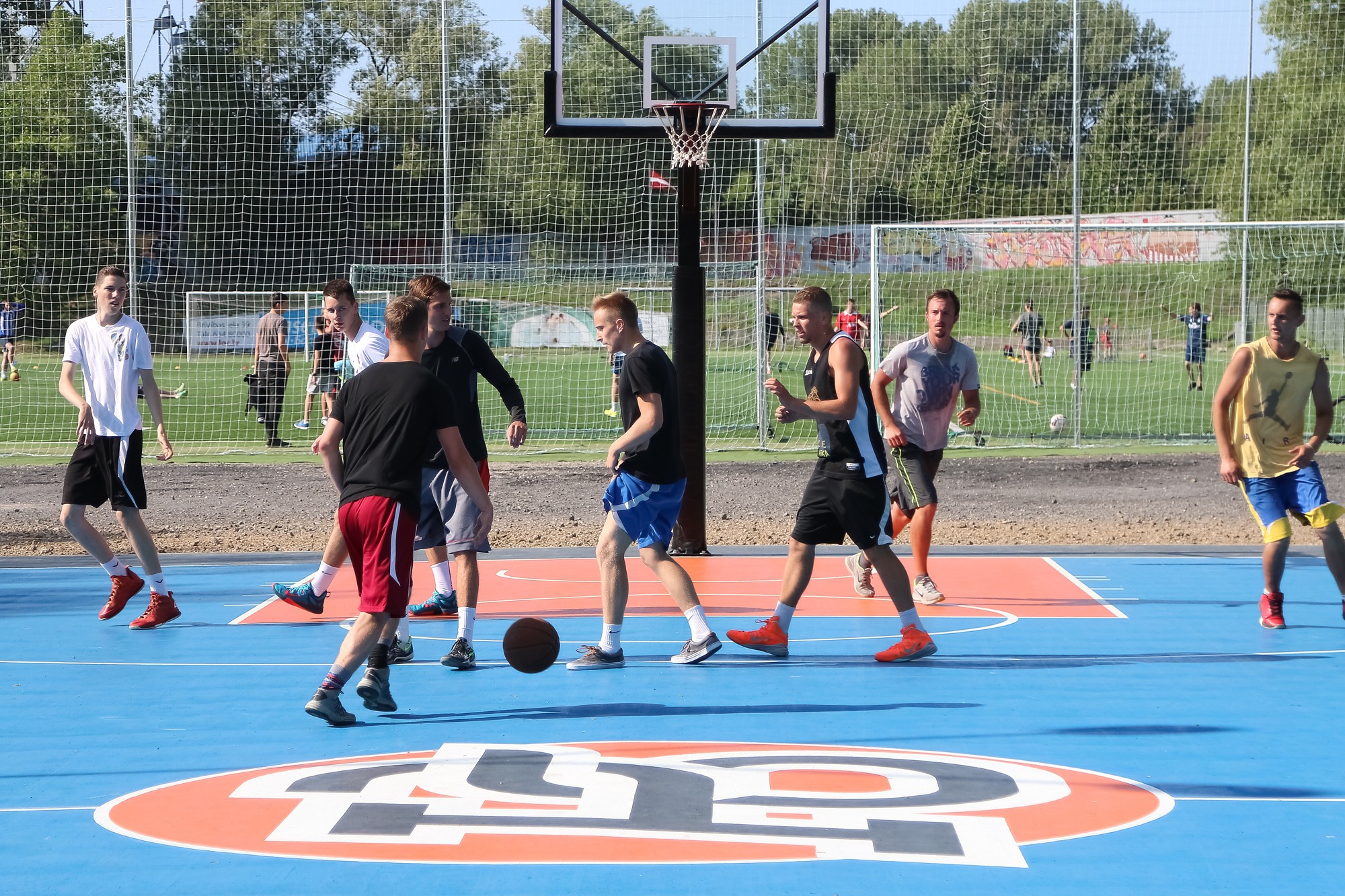 Porziņģa basketbola laukumā gribētāji gaida rindā