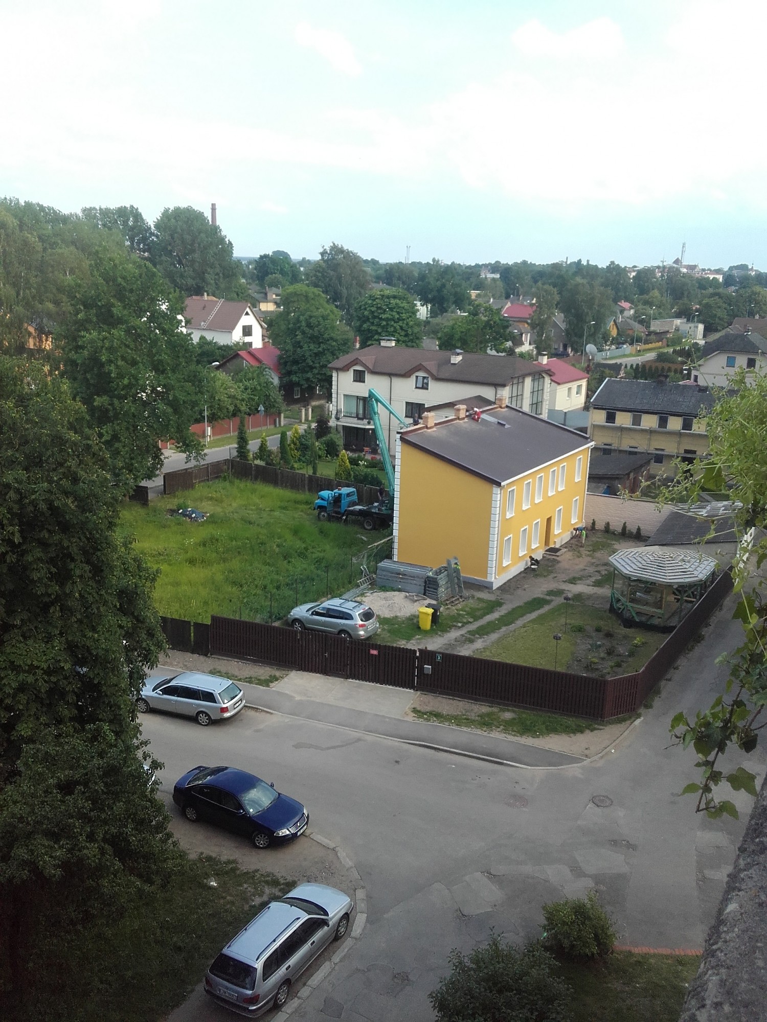 Ar ķiveri jānodrošinās gan uz pils, gan būdas jumta strādājot!