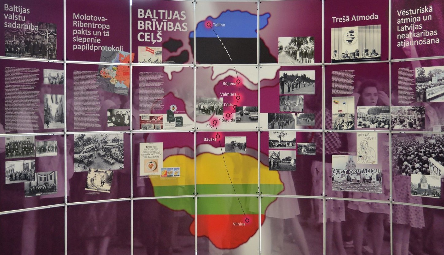 Atklāj izstādi Baltijas ceļa gadadienai