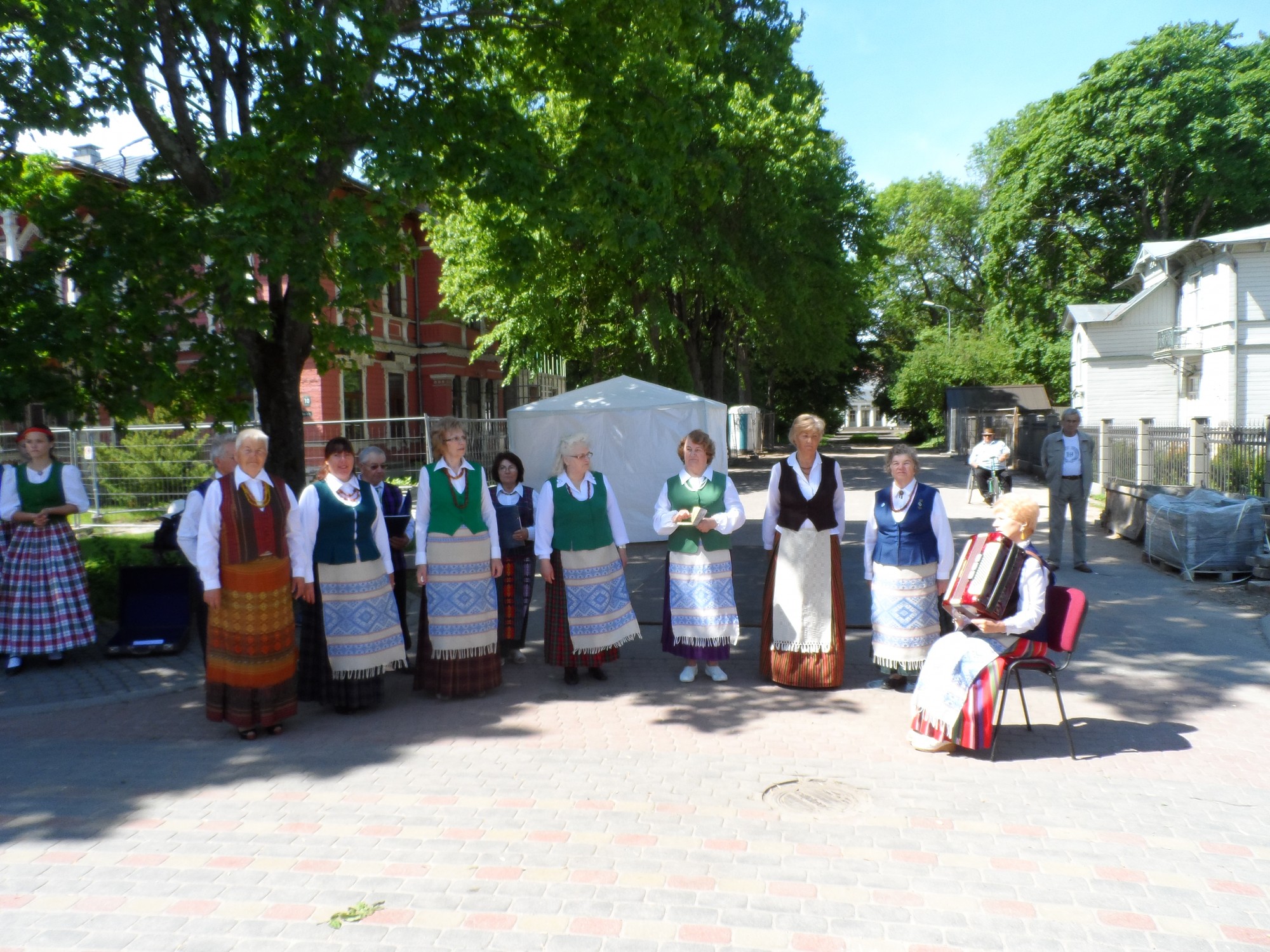 Gulbju dīķa muzikālajā pēcpusdiena aransambli ”Senuoliai”