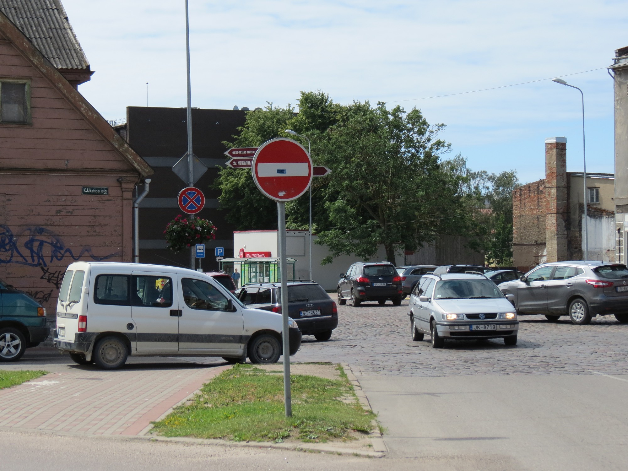 Izbraucot no K.Ukstiņa ielas, skatu aizsedz zem zīmes novietoti auto