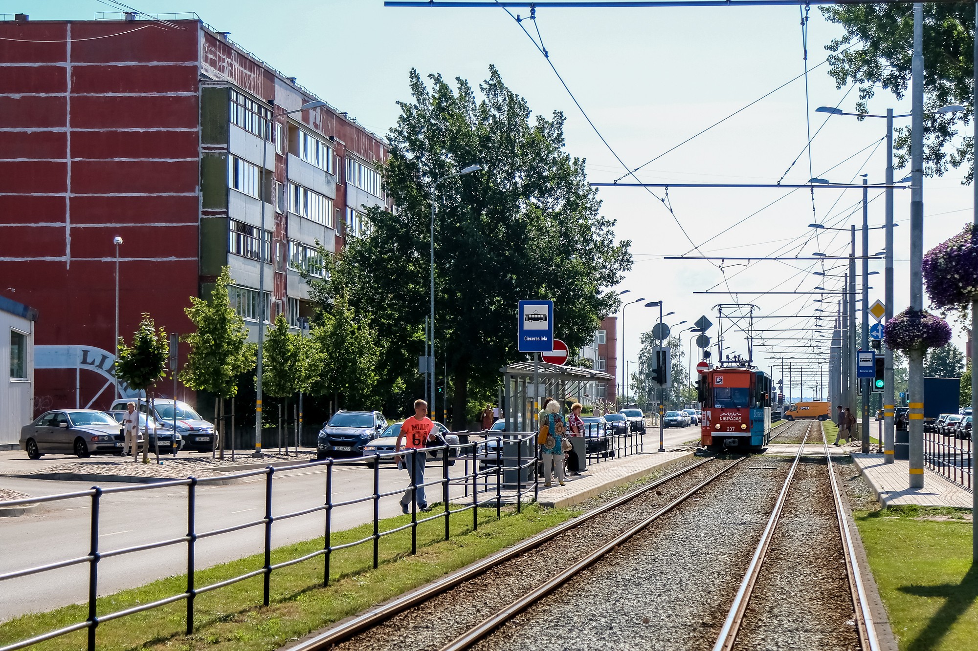 Tramvajs Ezerkrastā – gan pelts, gan slavēts