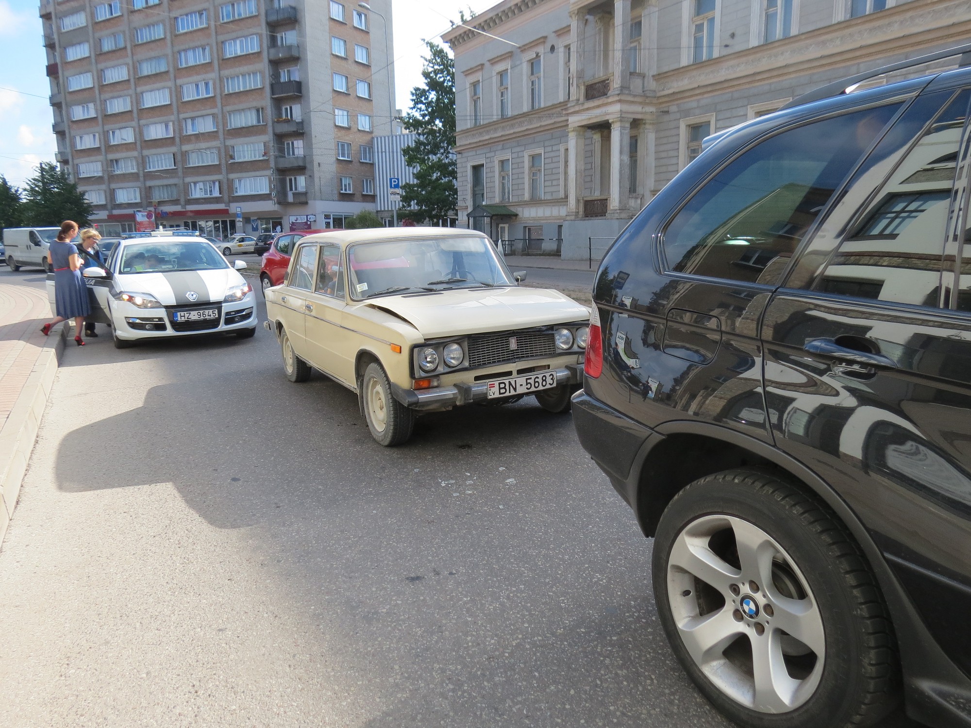 Papildināts – ”Žigulis” taranē ”BMW X5”