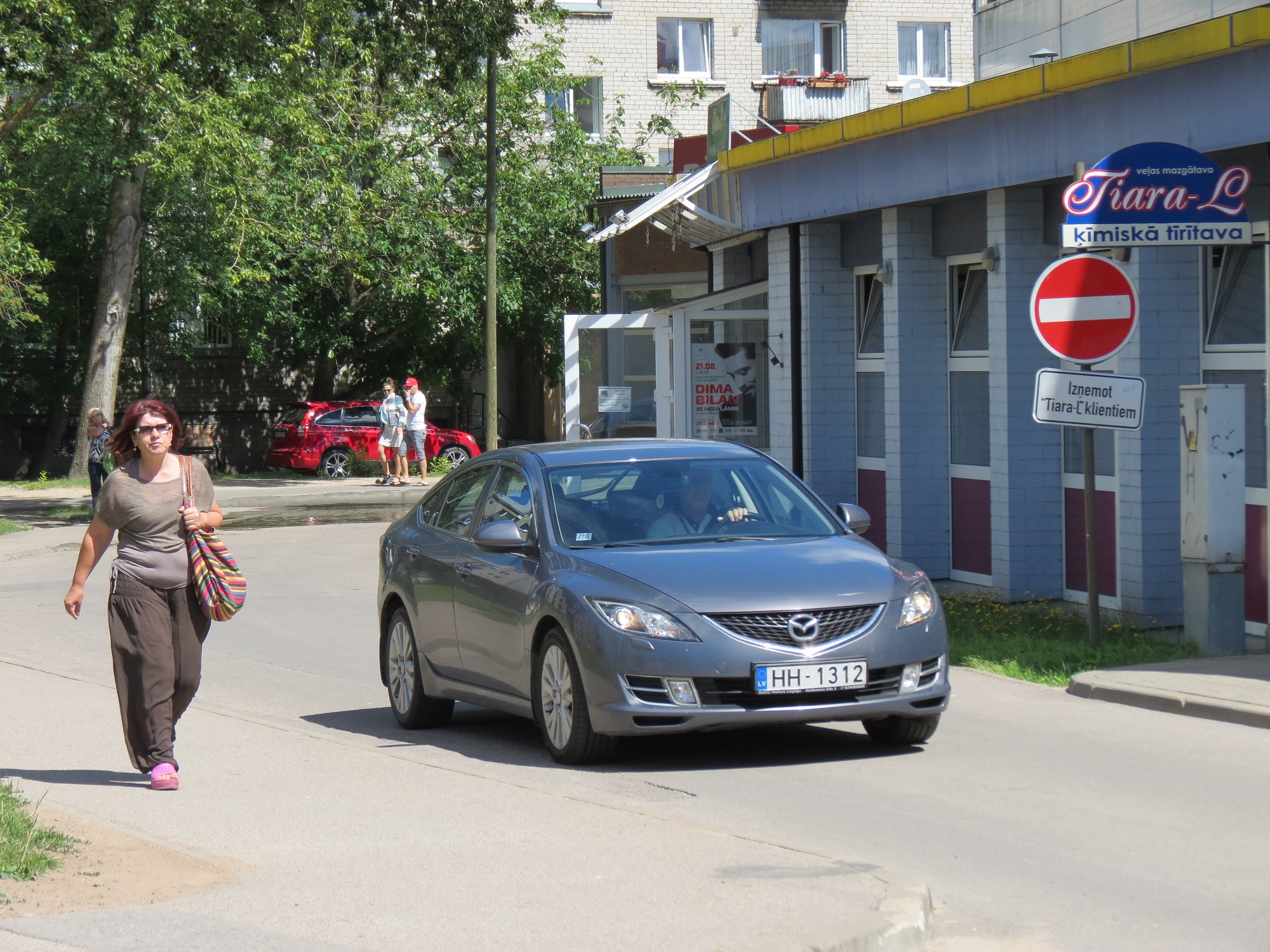 Brauc zem ”ķieģeļa”; policijas spēlē pingpongu