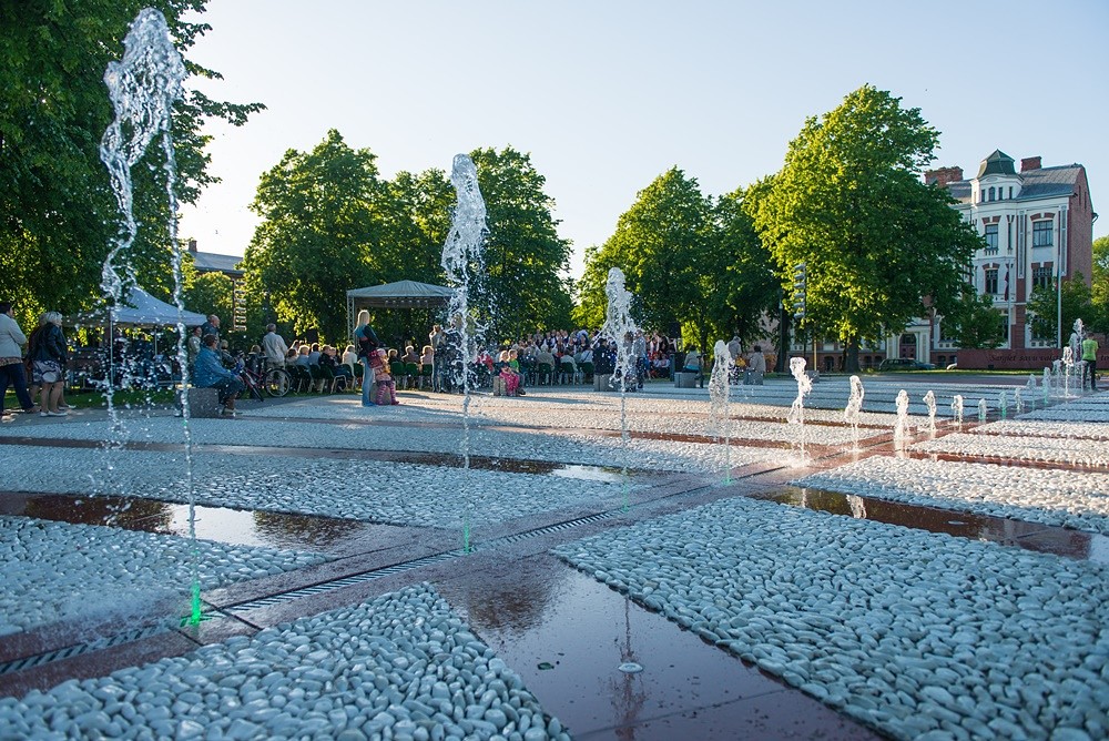 J.Čakstes laukuma kultūras programmā deju skolu ”Dzirnas”