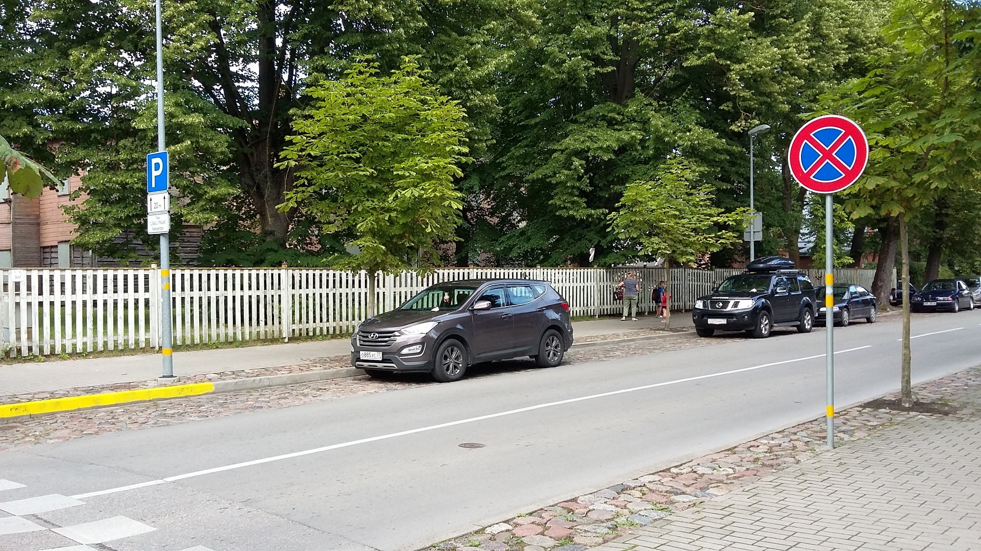 Tūrisma vilcieniņa stāvvietā autovadītāji pelna protokolus