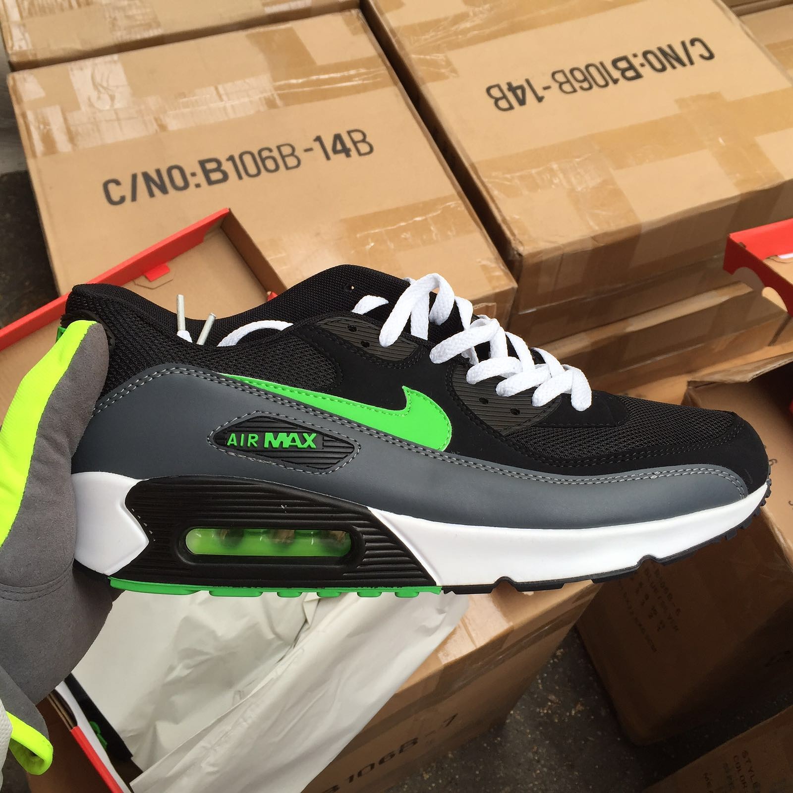 Aizdomās par viltojumu ostā atsavina gandrīz 12 tūkstošus ar zīmolu ”Nike” marķētus apavu pārus