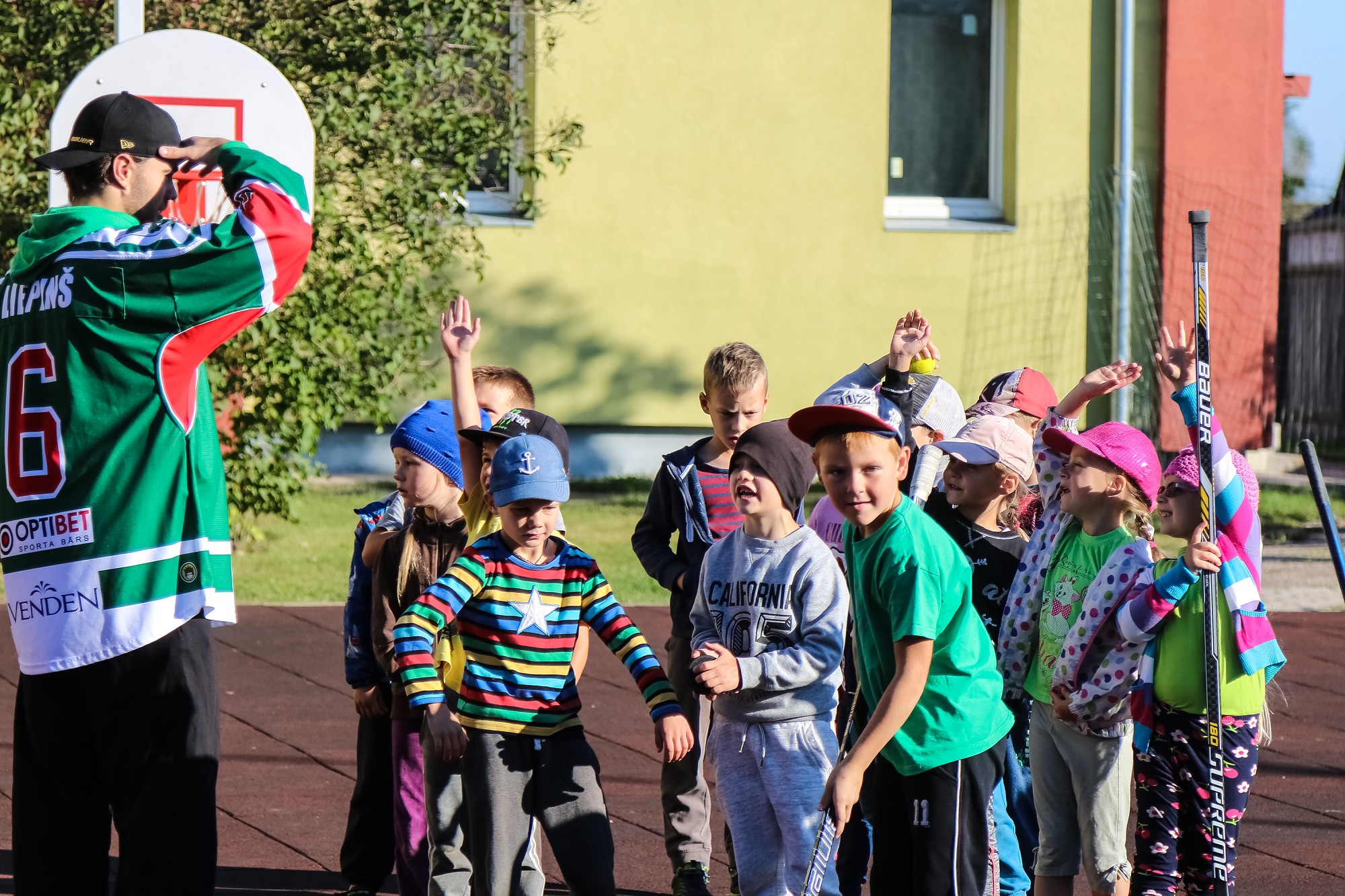Hokejisti ierāda bērniem hokeja pamatus
