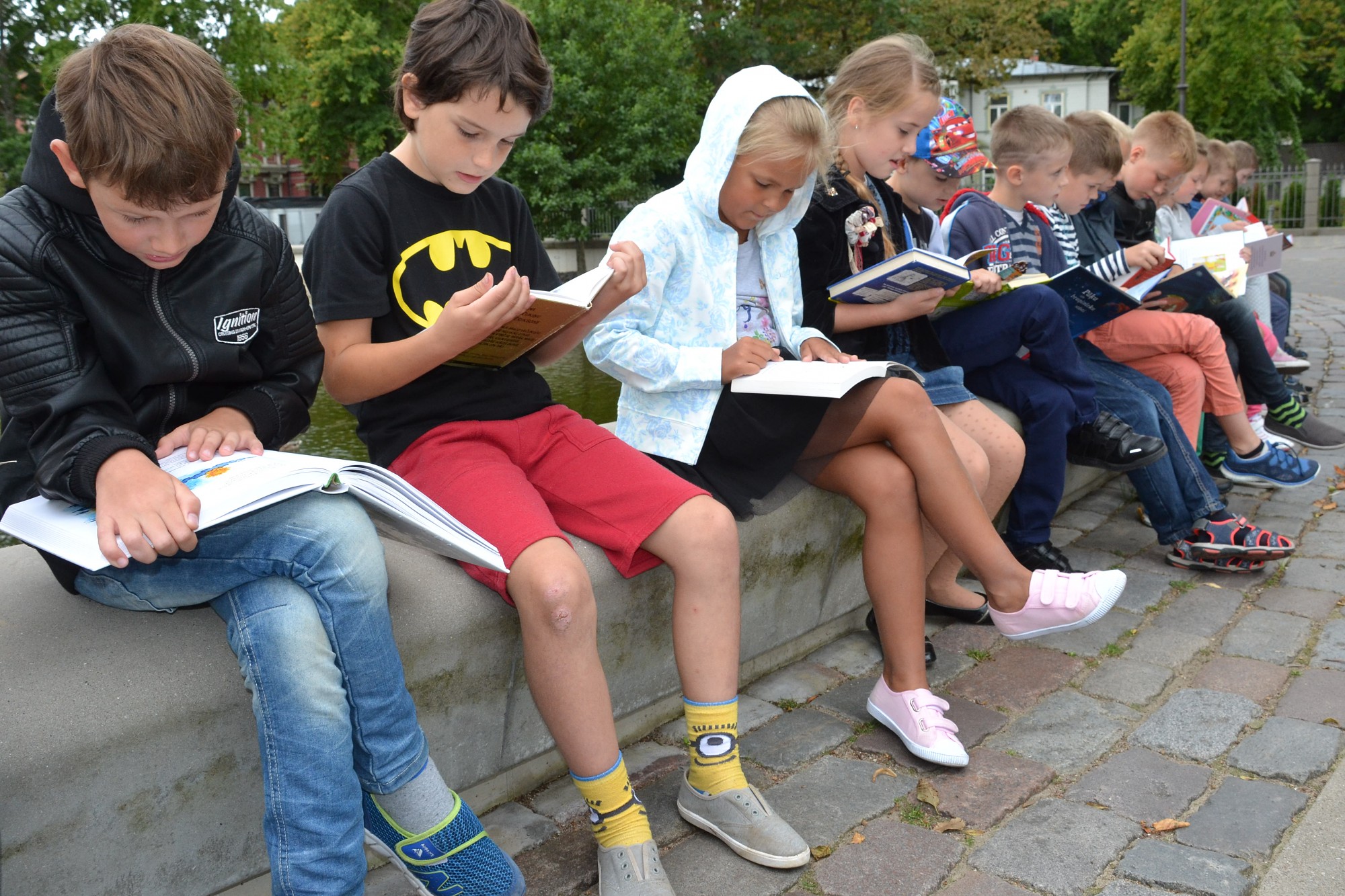 Skolās kopīgi lasa grāmatas