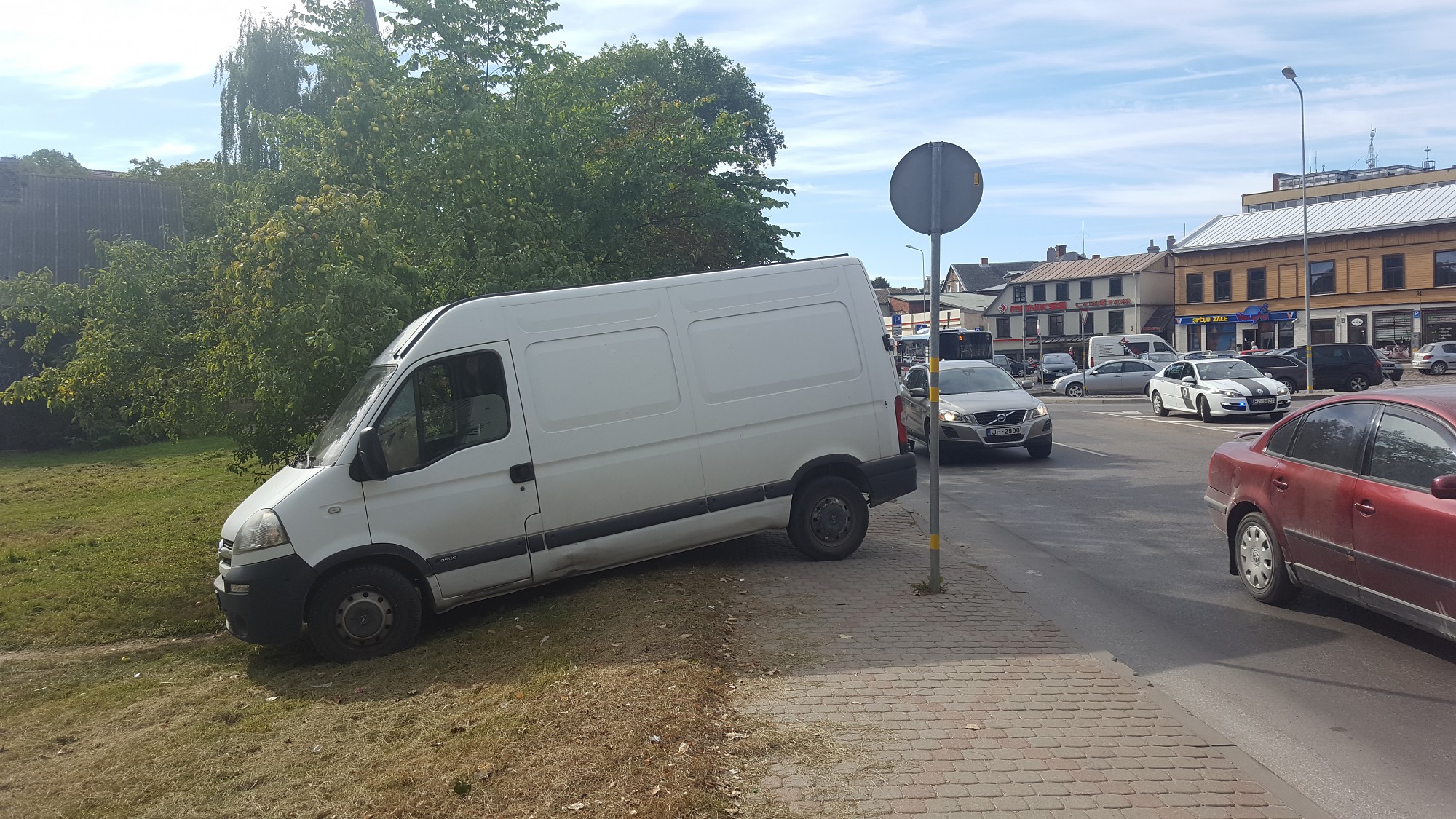Sirmgalve pakļūst zem autobusa; vadītājam konstatēts reibums
