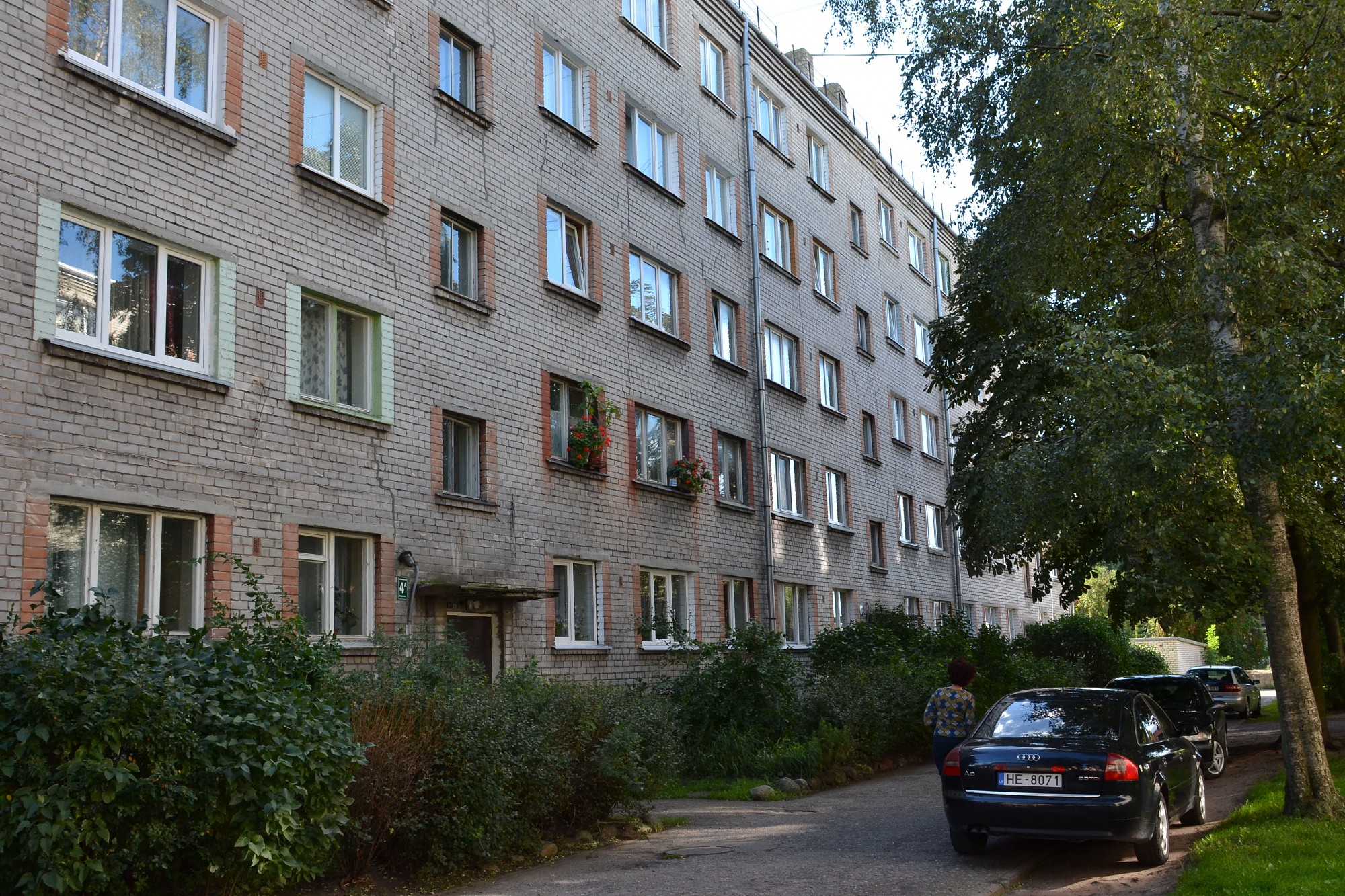 Viena māja, divi apsaimniekotāji