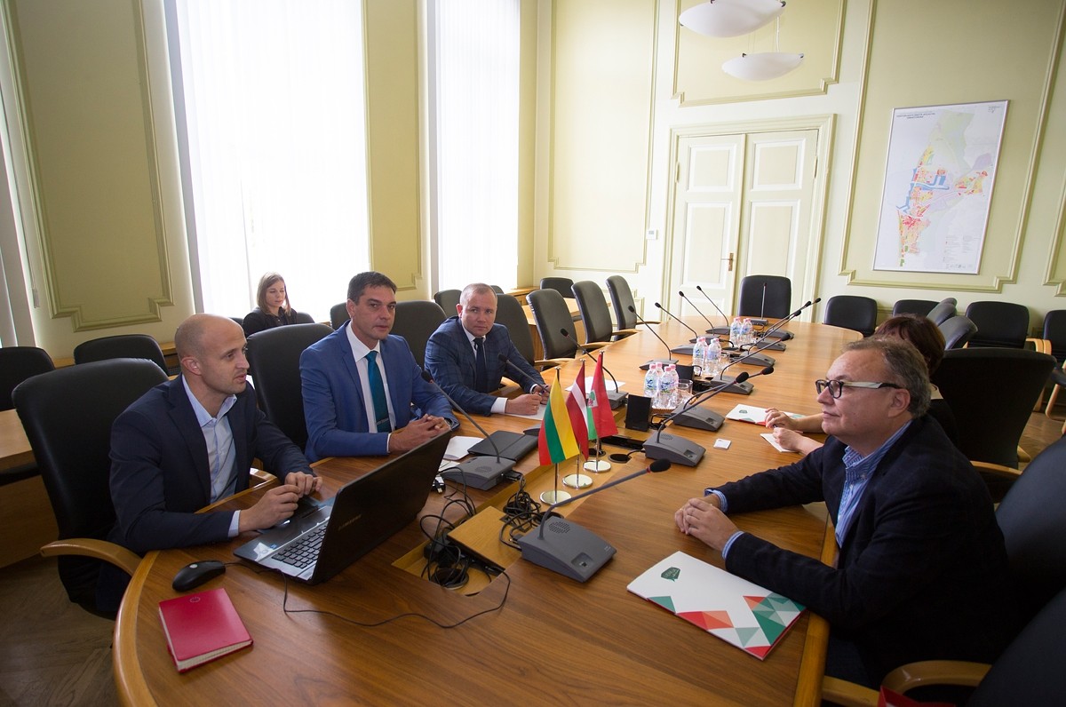 Liepāju darba vizītē apmeklē Lietuvas vēstnieks