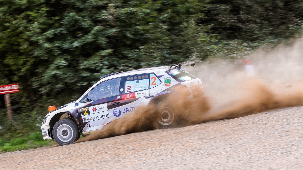 ”Rally Liepāja” pirmajā dienā laurus plūc Sirmača un Šimina tandēms