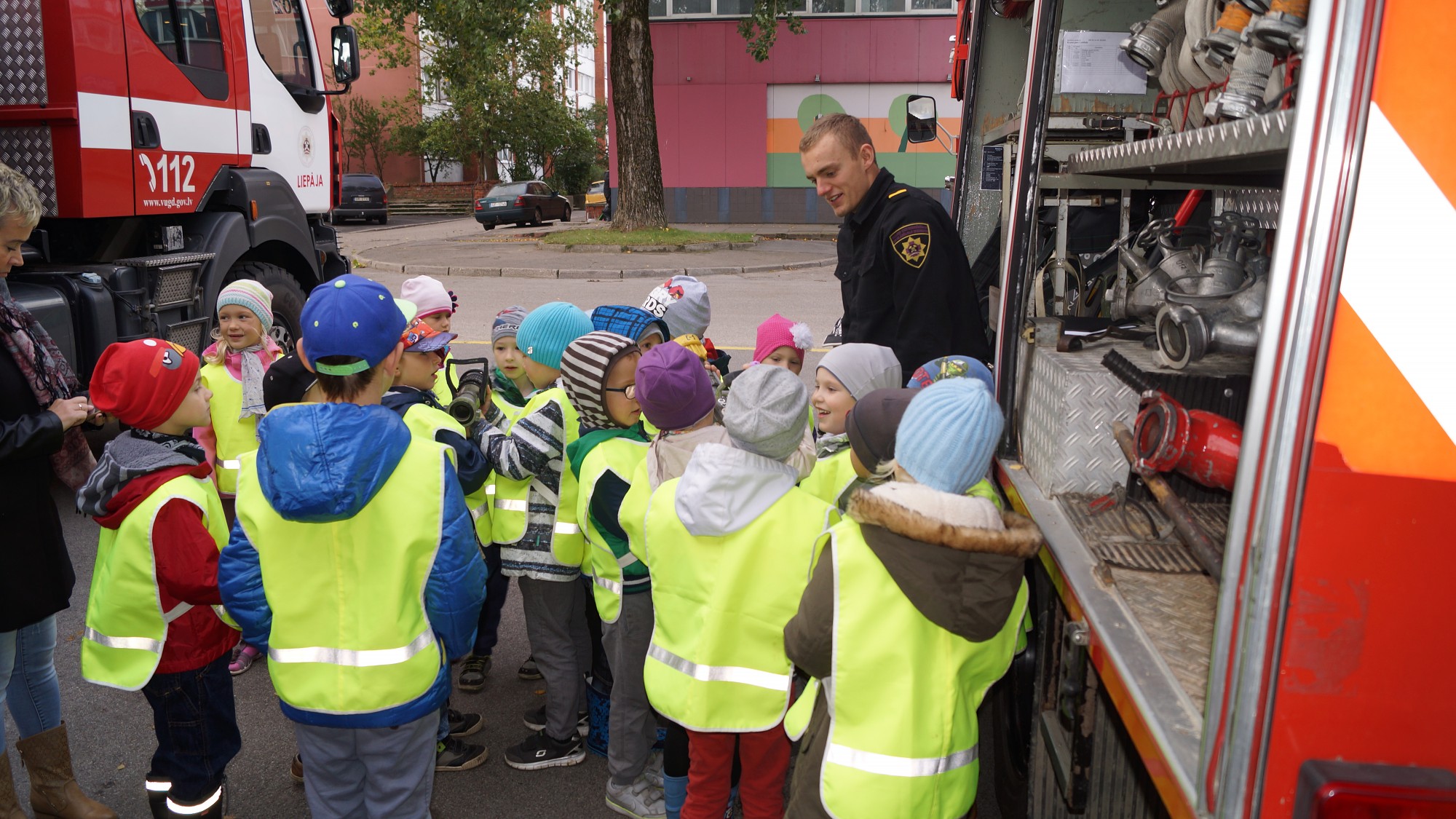 Iedzīvotāji iepazīst Liepājas 1.daļas ugunsdzēsēju darbu