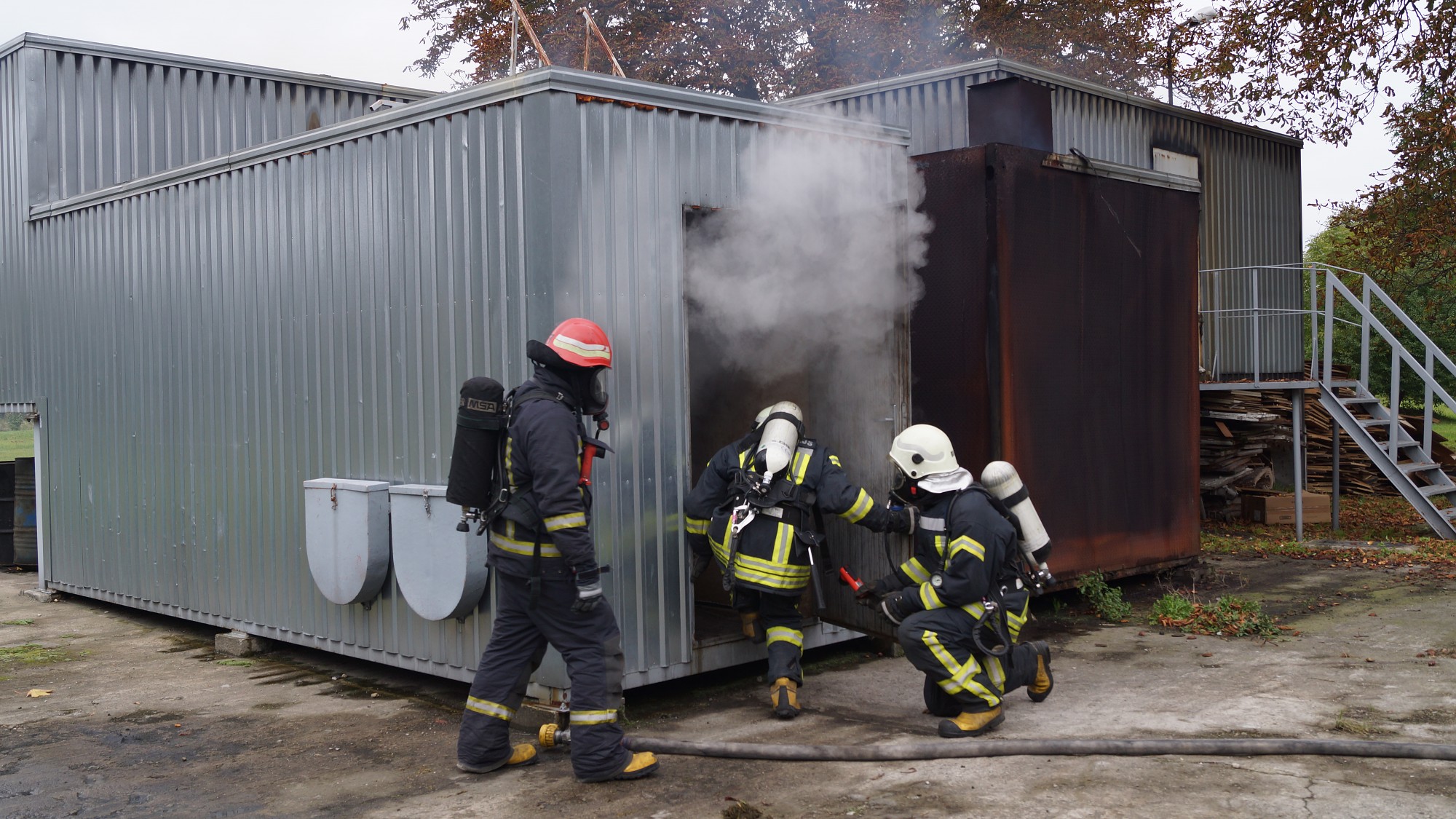 Glābēji apgūst iemaņas armijas dūmu konteinerā