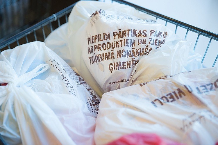 Aicina sniegt palīdzīgu roku trūkumā nonākušām ģimenēm