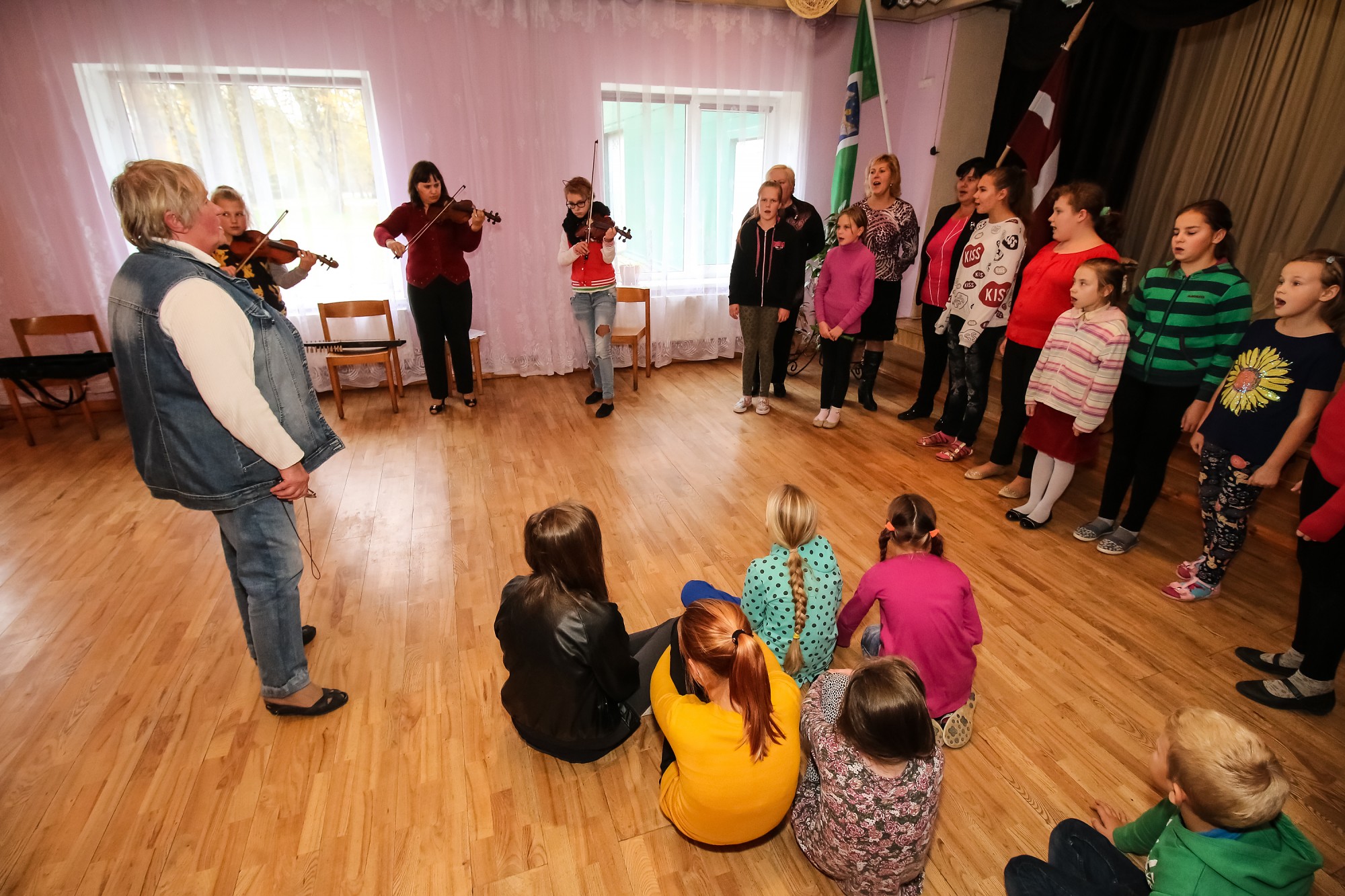 Gavilē pļavās, pie govīm un citur