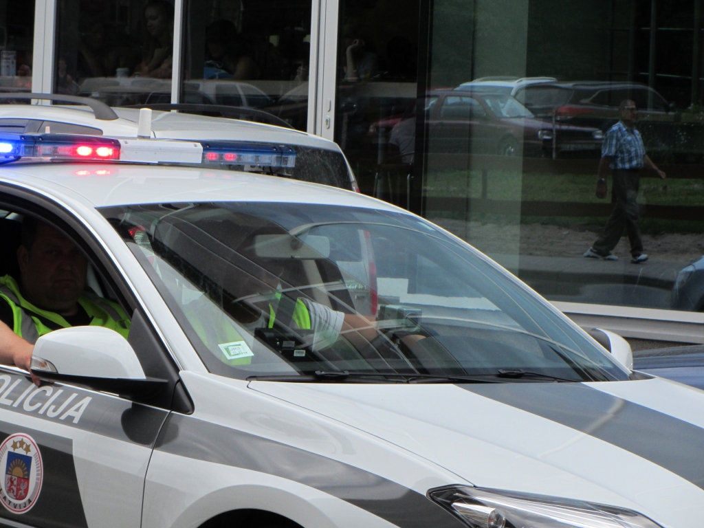 Tiesai nodod lietu par 20 eiro liela kukuļa piedāvāšanu un nodošanu Valsts policijas darbiniekiem