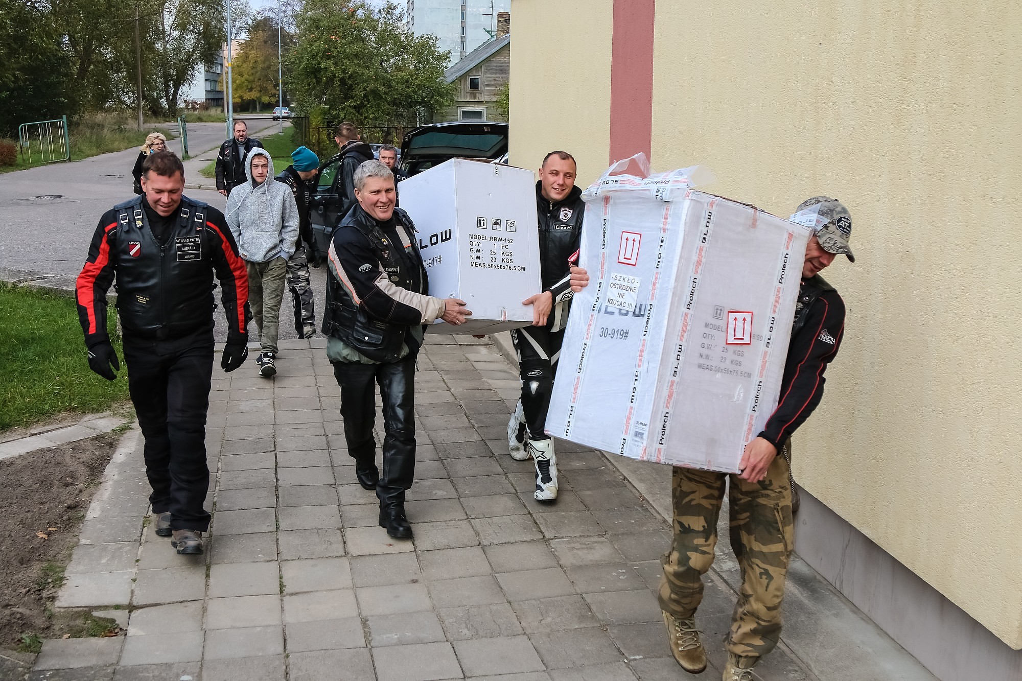 Motobraucēji ziedo Liepājas bērnu namam