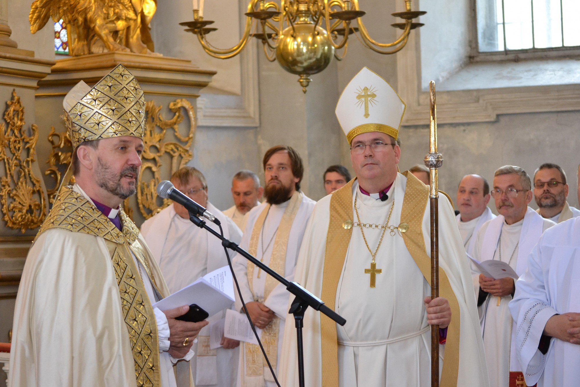 Jaunais bīskaps sludina uzticību