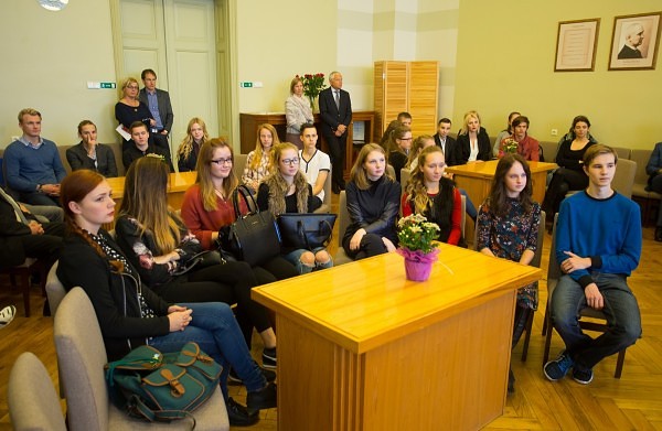 Skolēni ar politiķiem diskutē par Liepājas šodienu un nākotni