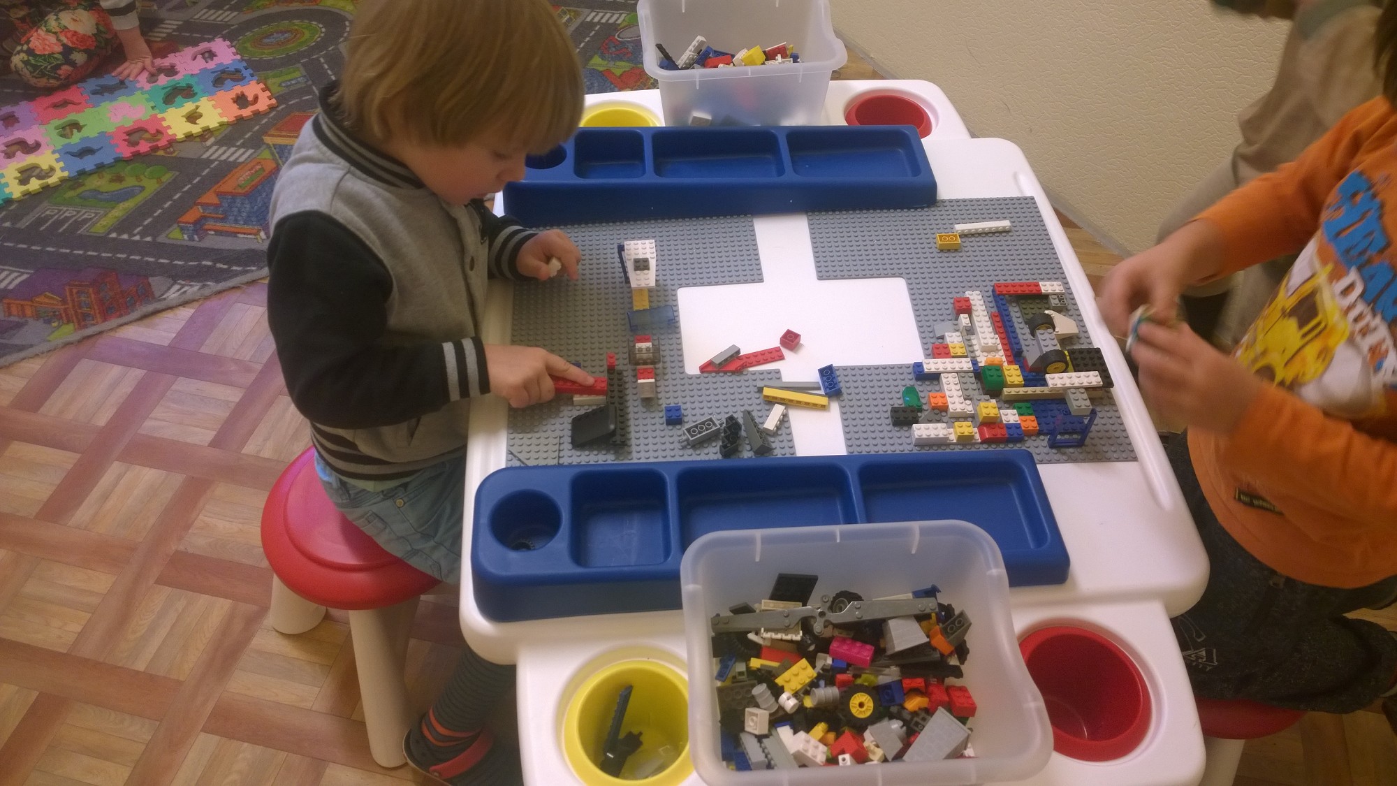 PII “Liepiņa” filiālei “Ķipars” divi jauni “Lego” galdi