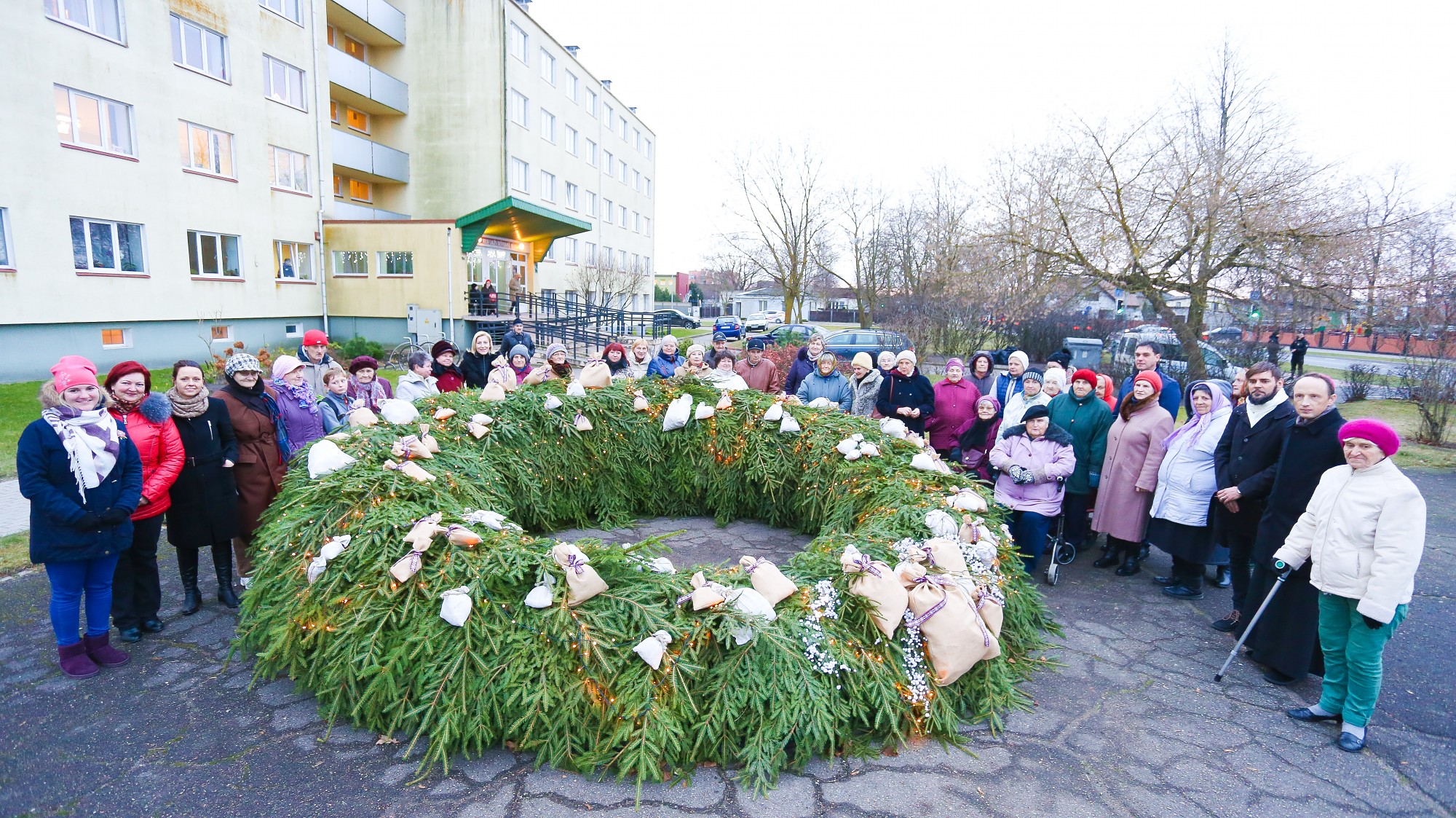 Adventa laikam tuvojoties, pirmais vainags tapis pie Veco ļaužu mājas
