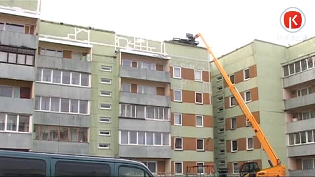 Novērš daudzdzīvokļu mājas jumta iebrukšanu