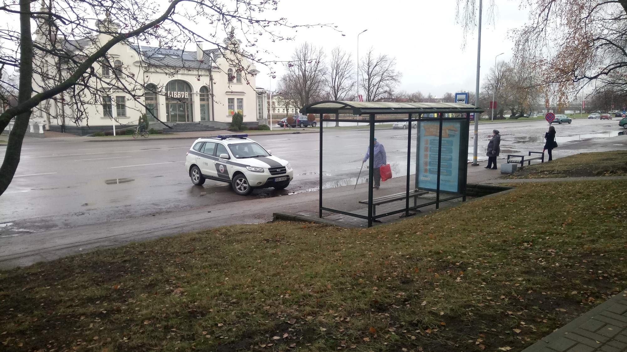 Policijai, pildot dienesta pienākumus, ir atlaides ceļa zīmju ievērošanā