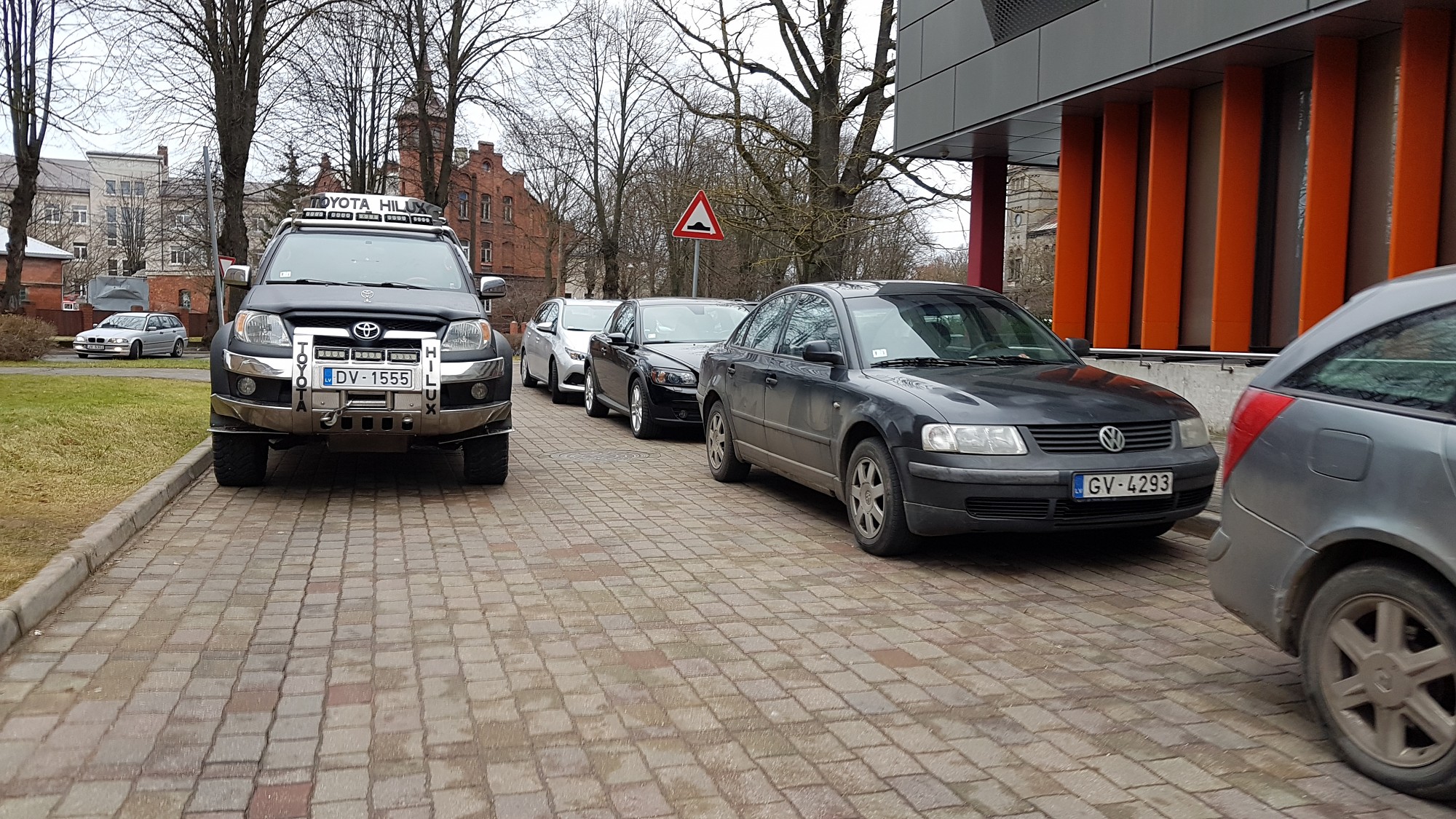 Lai no neapdomīgu šoferīšu novietotiem auto atbrīvotu ceļu, jāsauc policija