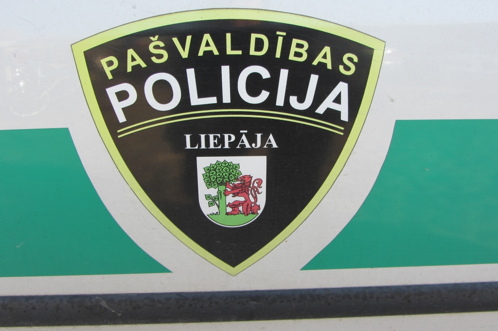 Stipri apreibis vīrietis autobusā traucē citiem pasažieriem