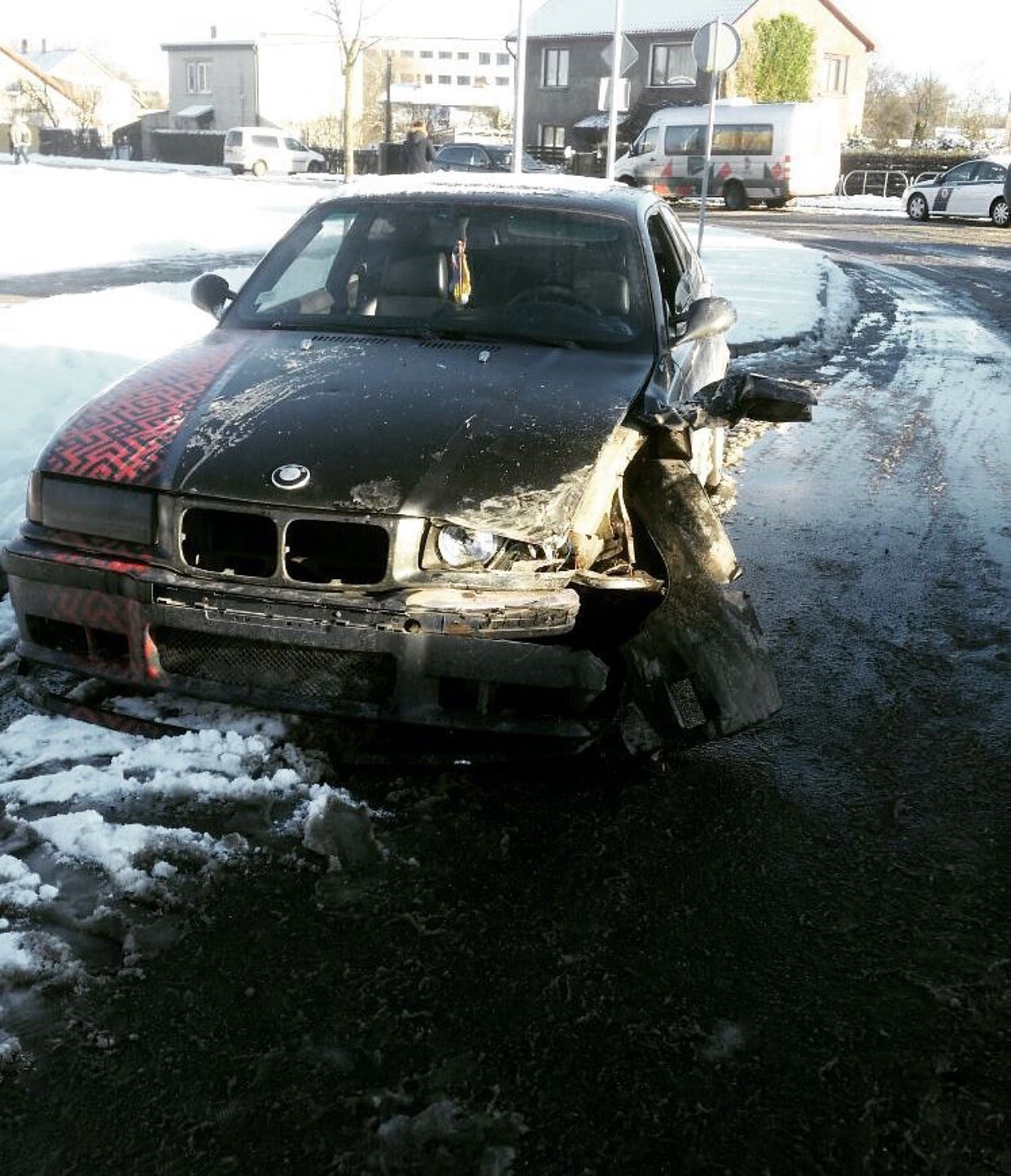 ”BMW” nedod ceļu busiņam