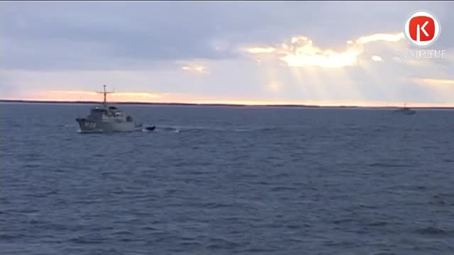 Gūst pieredzi, inscenējot sprādzienu jūrā