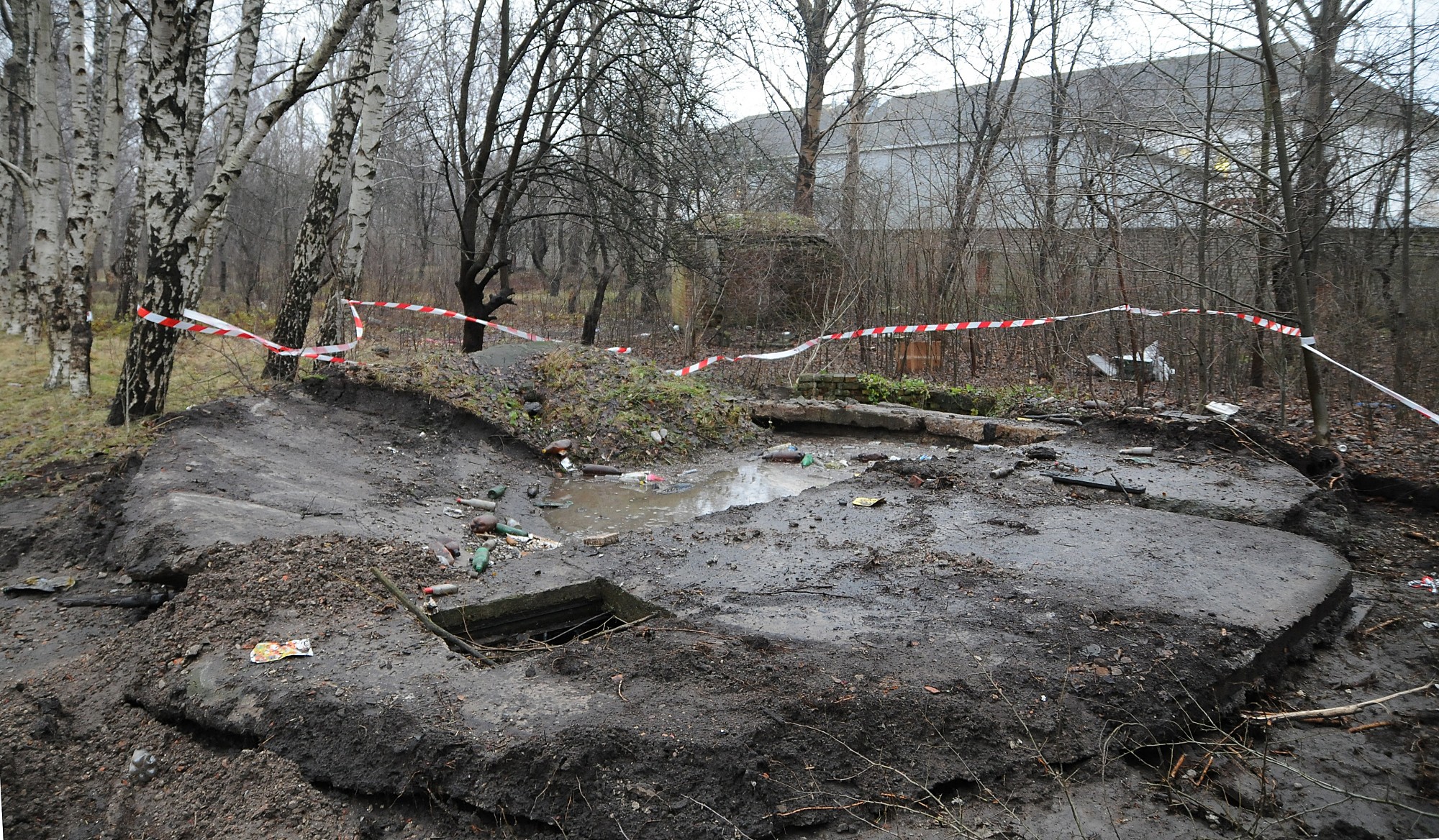 Šahta, kurā iekrita vīrietis, ir uz pašvaldības zemes; turpina bedres aizbēršanu