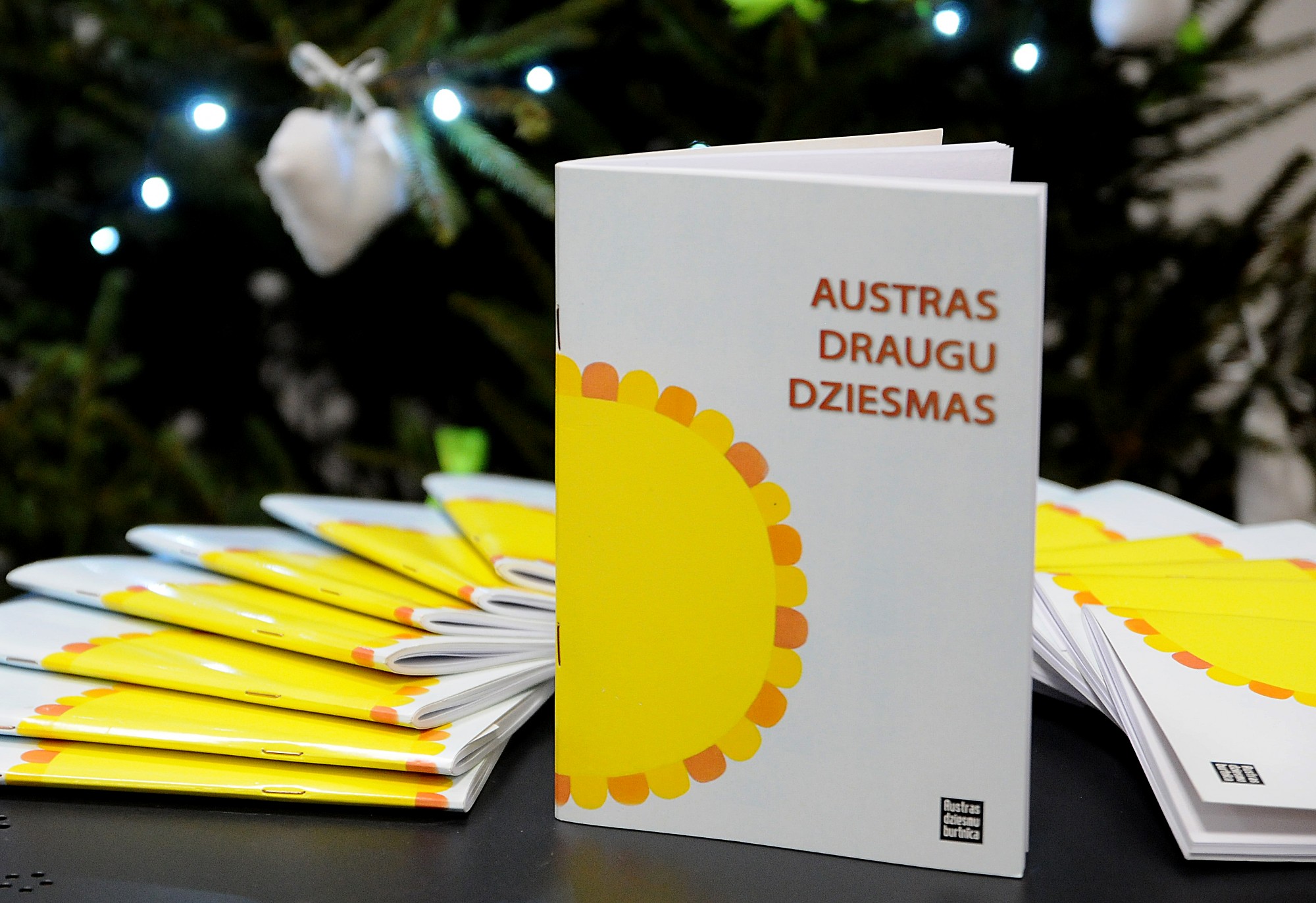 Austrasbērni atver sesto dziesmu burtnīcu
