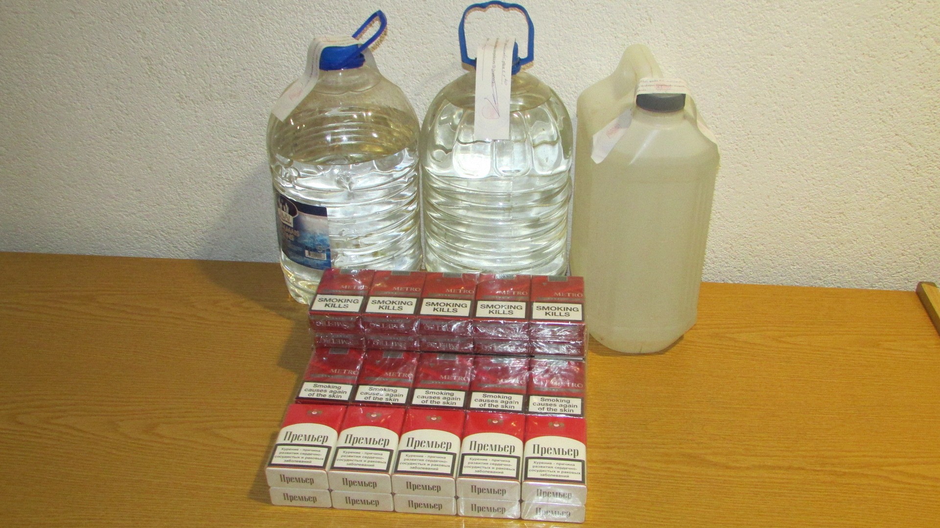 Atsavina nelegālo alkoholu un cigaretes
