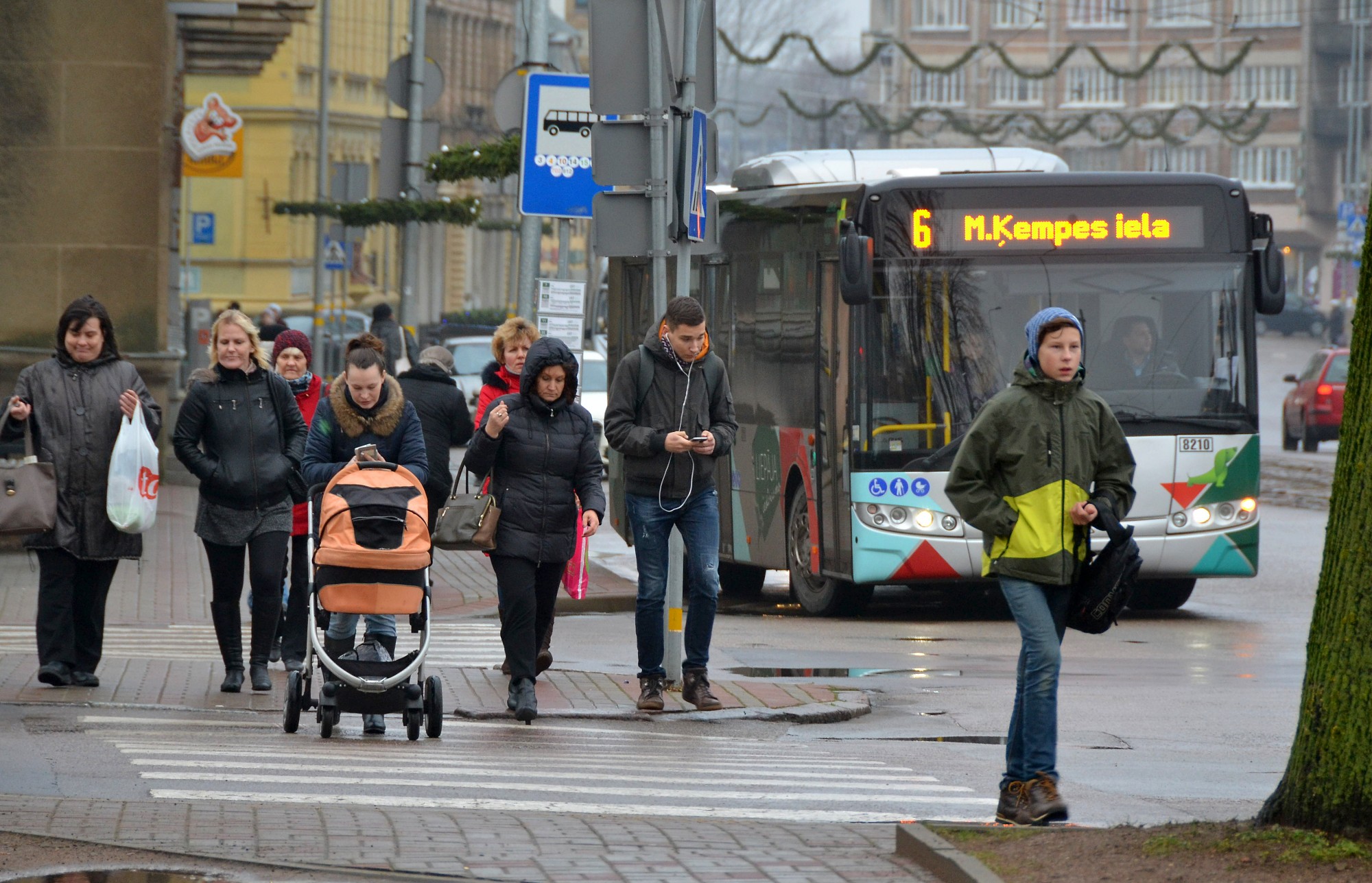 Plašāks pensionāru loks varēs saņemt braukšanas maksas atlaides sabiedriskajā transportā