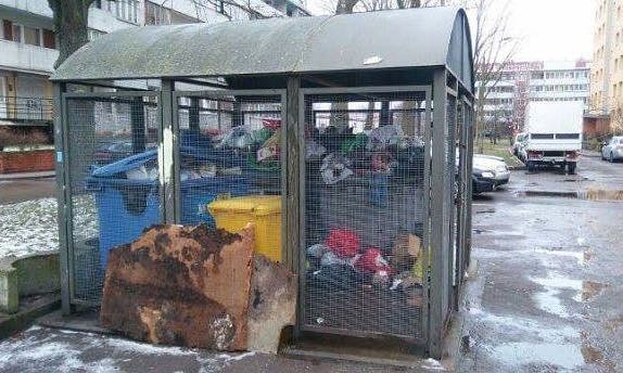 Atkritumi Cieceres ielā izvesti