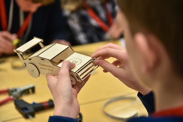 Jaunieši sacenšas elektronikas jomā