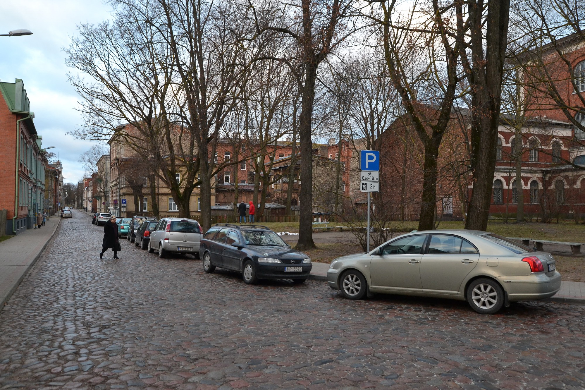 Mašīnām pie poliklīnikas trūkst vietas
