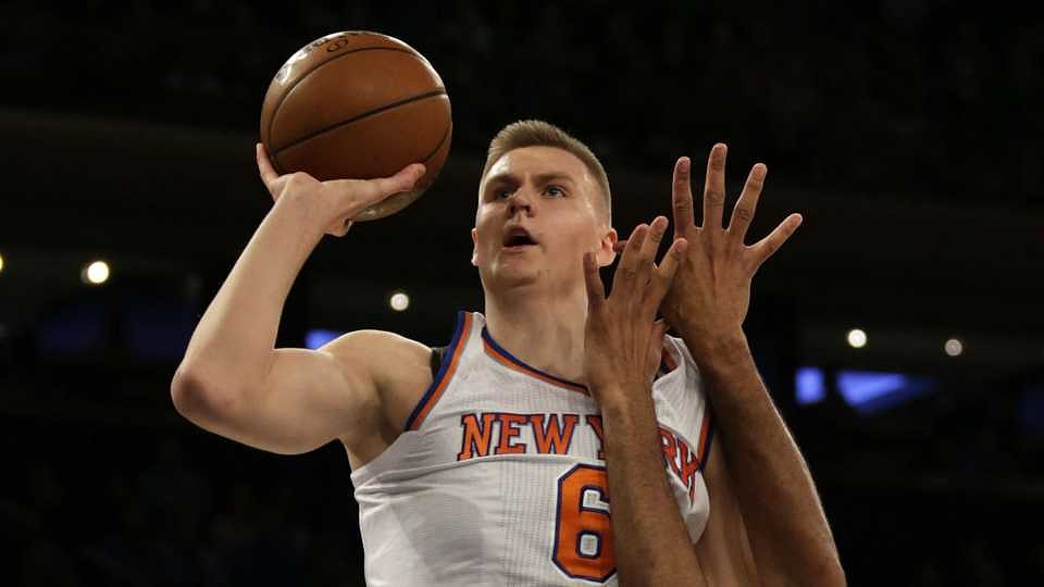 Porziņģis sasit ceļgalu un nepabeidz NBA spēli; ”Knicks” bez latvieša nosargā vadību un uzvar ”Magic”